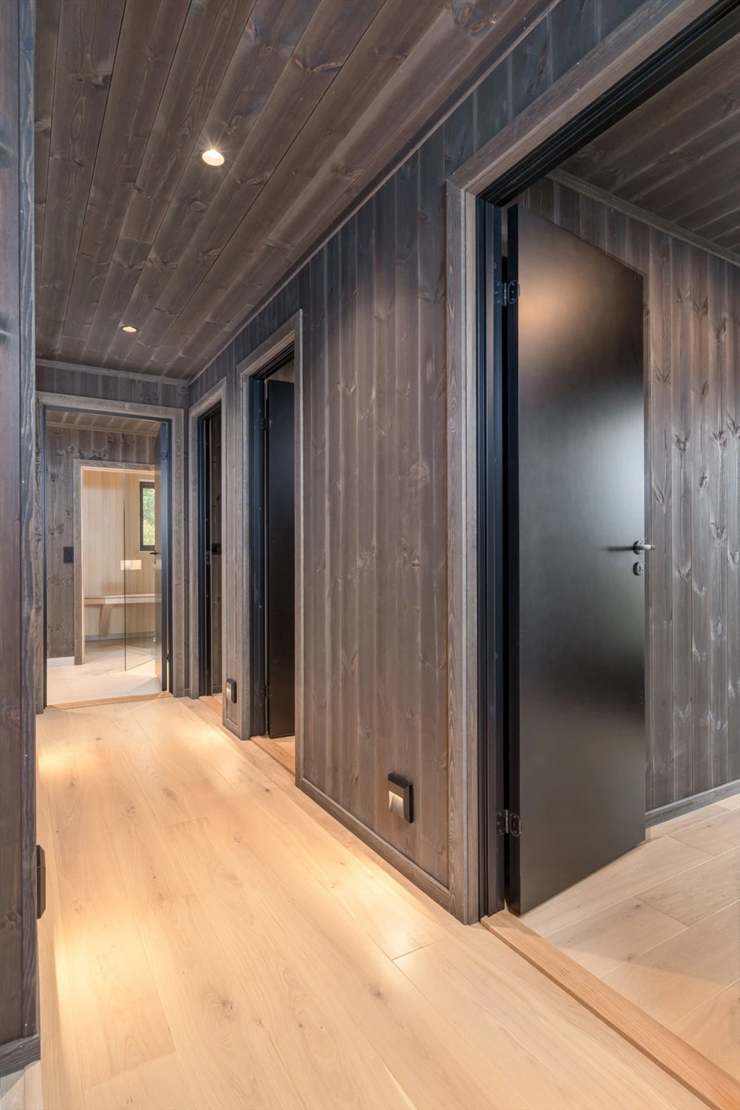 Gangen med lekkert gulv i eikeparkett og integrerte vegg spotter Galleribilde