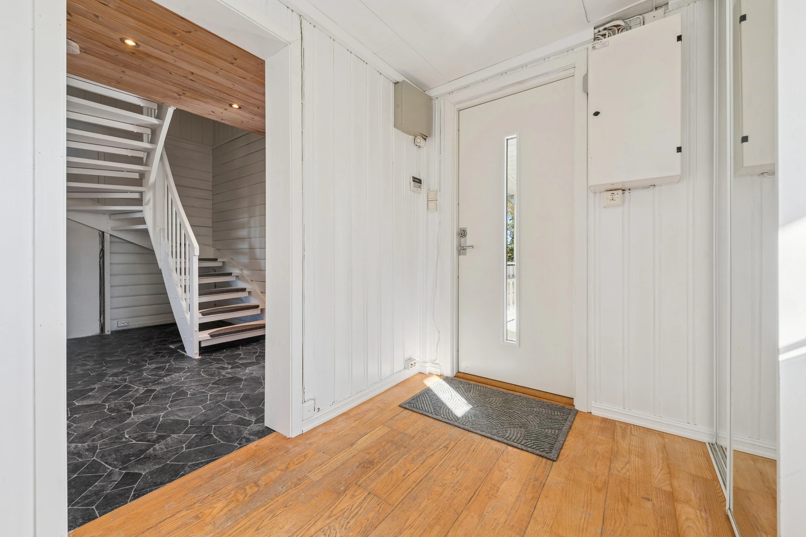 Fra gangen er det adkomst til trappeoppgangen som binder etasjene sammen, og en åpen løsning videre inn i boligen. Galleribilde