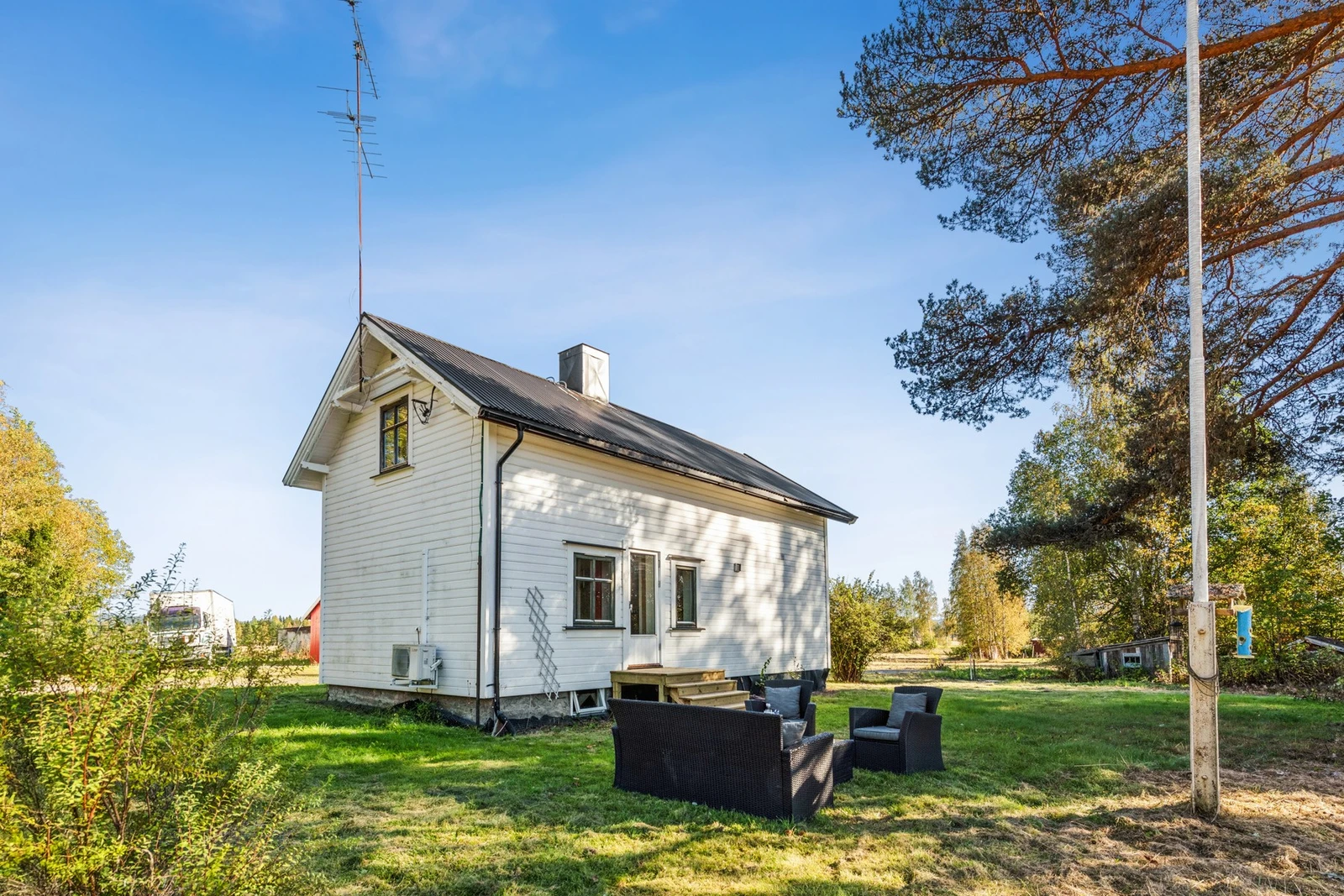Her har du gode muligheter for lek, hagebruk eller hyggelige samlingssteder. Eiendommen ligger landlig til med grønne omgivelser rundt. Galleribilde