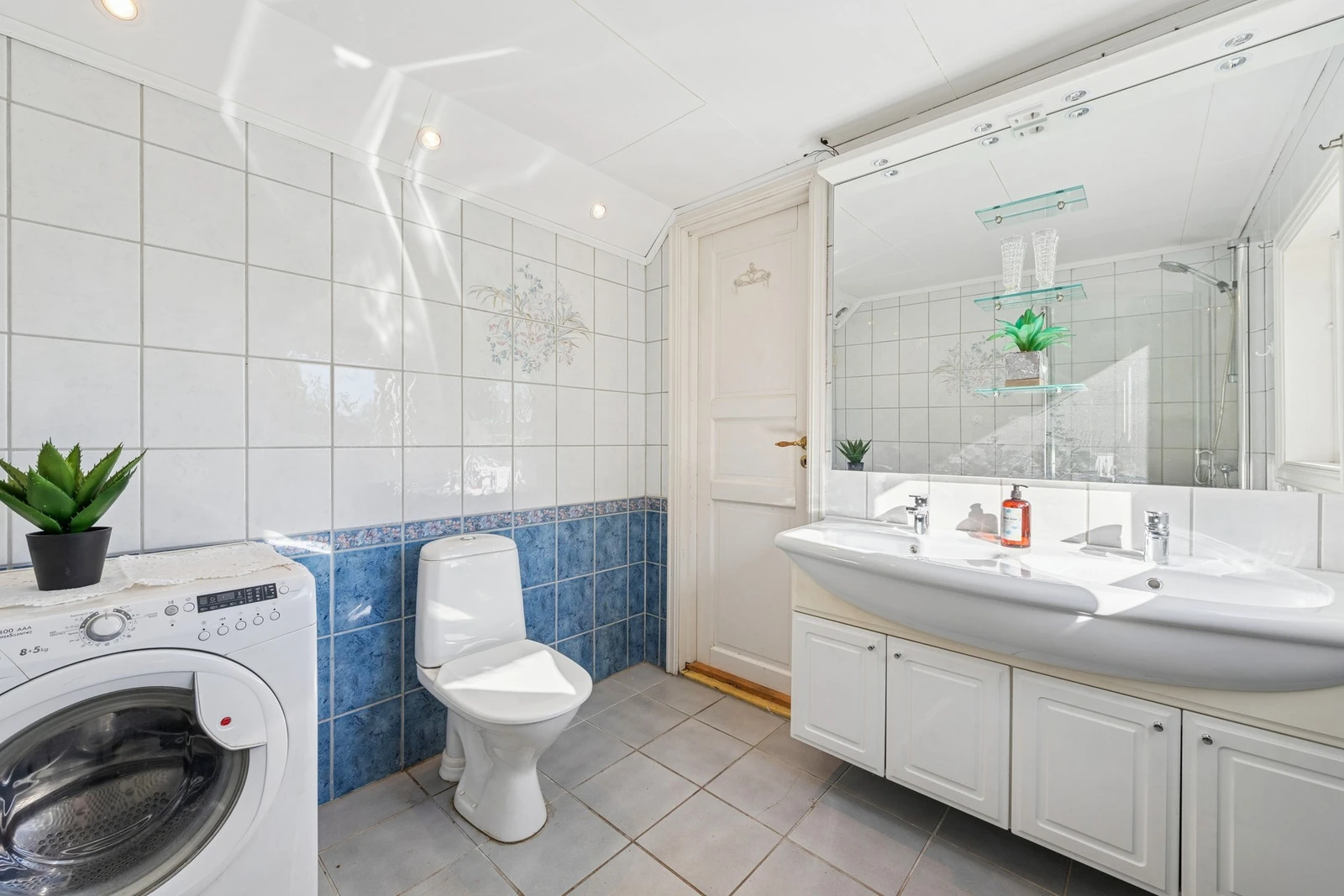 Det er opplegg for vaskemaskin samt varme i gulvet, noe som gir en praktisk ramme for hverdagsbruk. Galleribilde