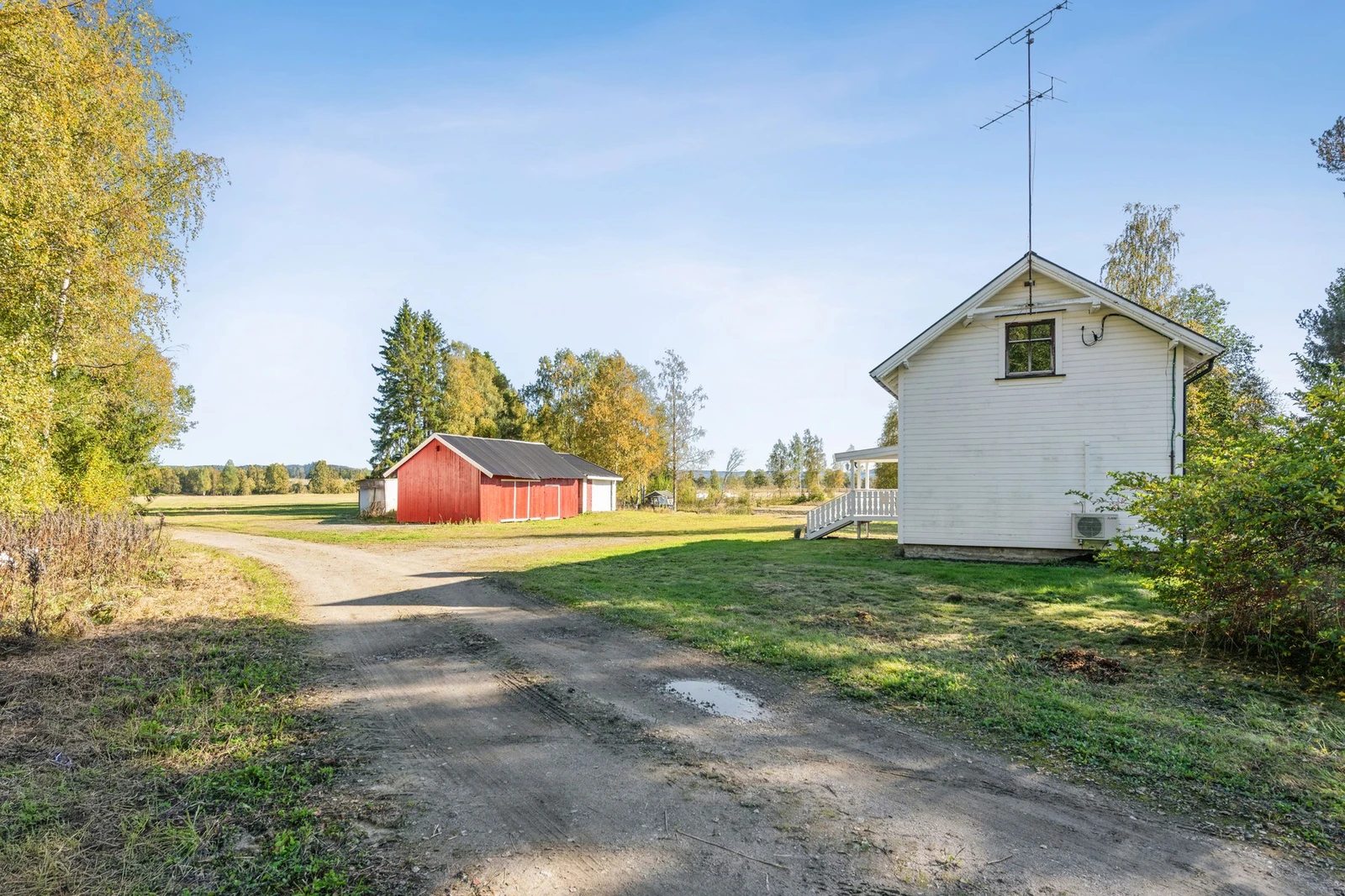 Eiendommen har adkomst via privat vei. Galleribilde
