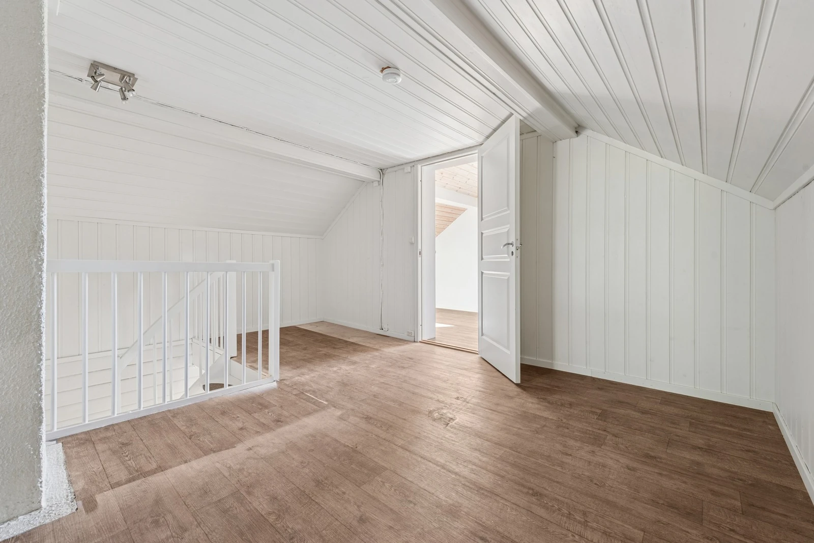 I andre etasje møtes du av en lys og åpen gang med plass til en liten sittegruppe eller oppbevaringsløsning. Galleribilde