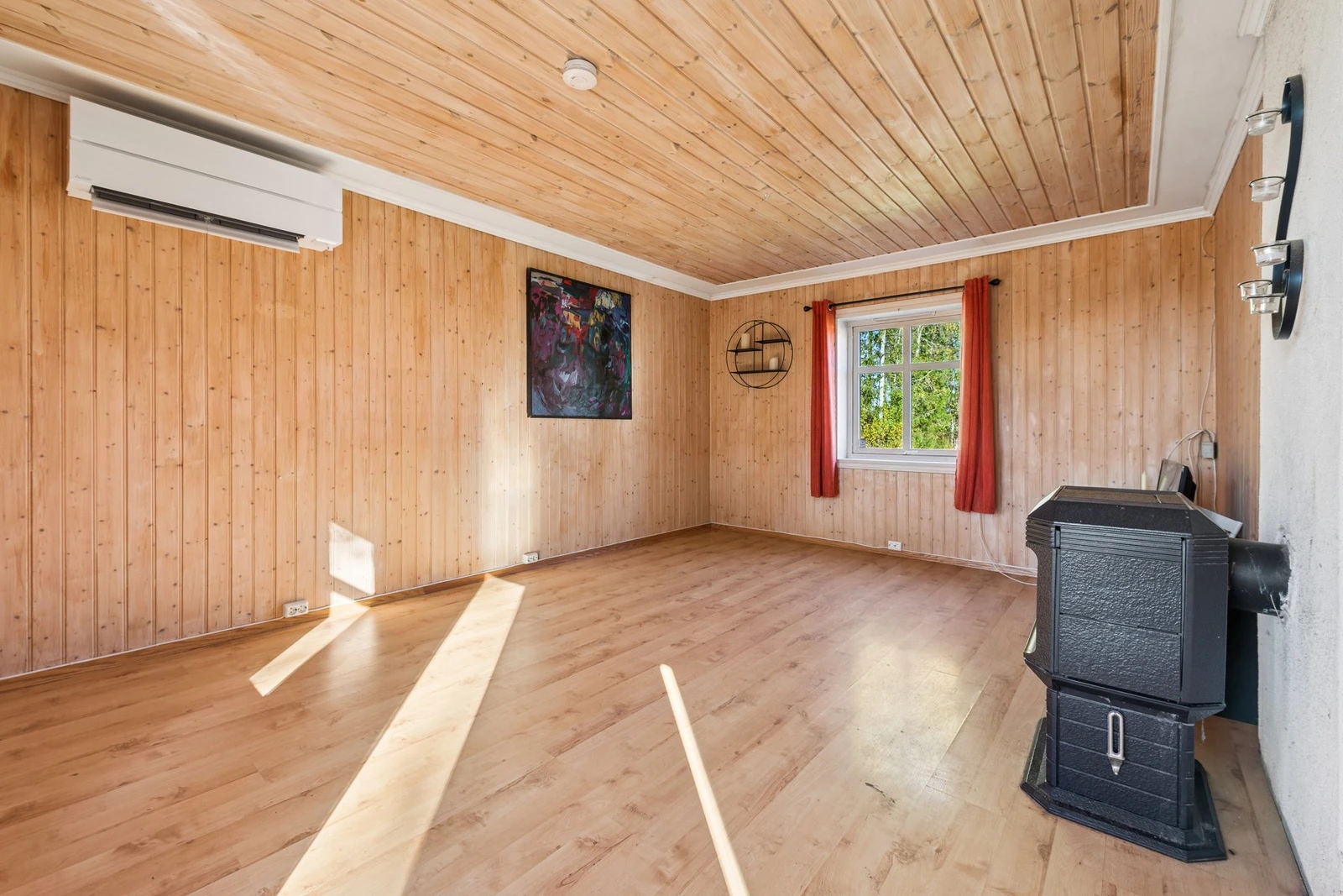 Åpen løsning mot kjøkkenet gjør det enkelt å samle familie og venner til måltider og hyggelige stunder. Galleribilde