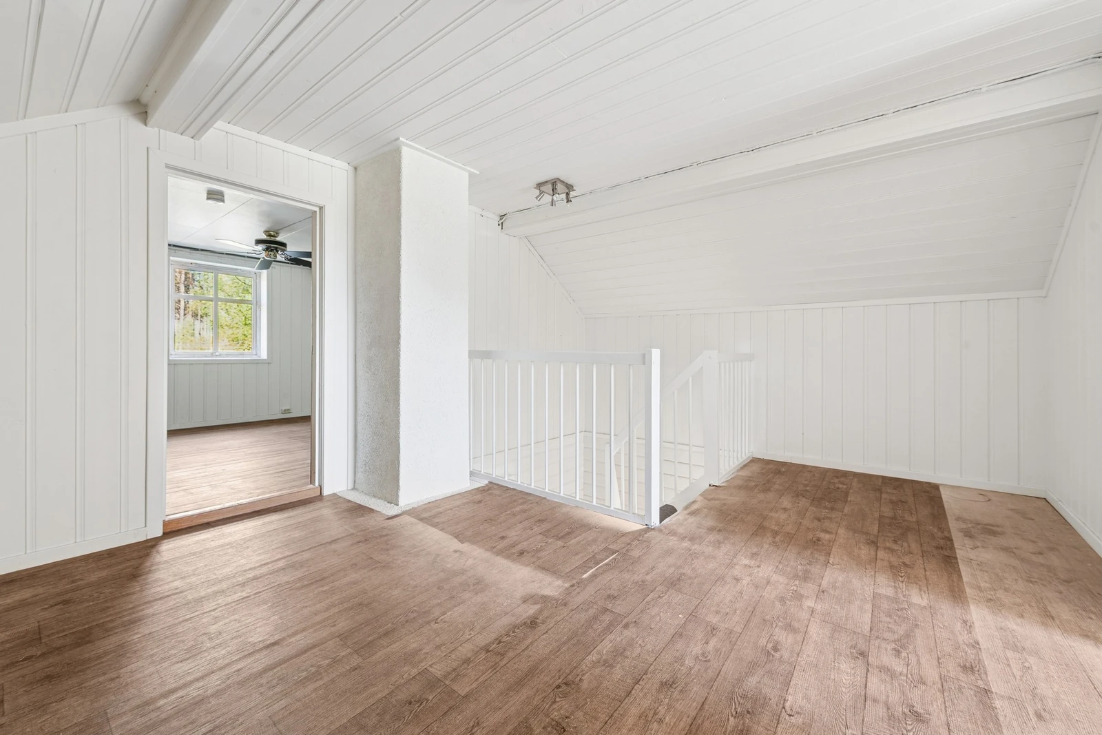 Herfra er det adkomst til boligens soverom samt utgang til en mindre balkong. Galleribilde