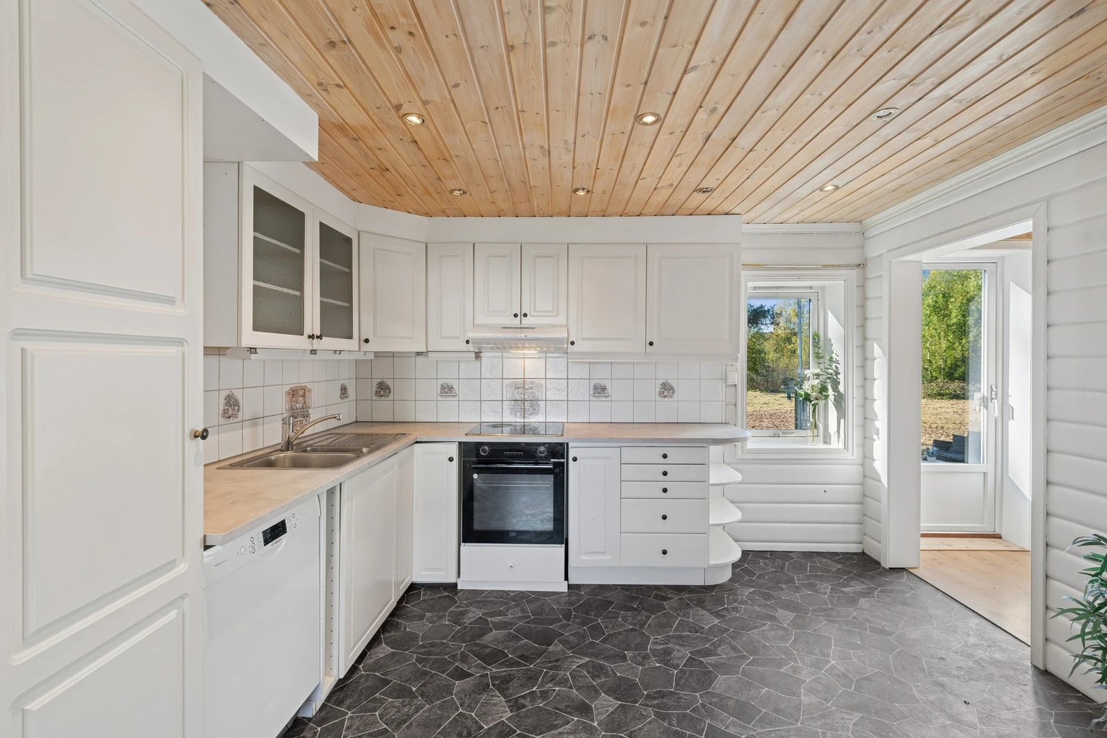 Her er det innebygd platetopp, stekeovn og oppvaskmaskin, samt god skapplass til oppbevaring. Galleribilde