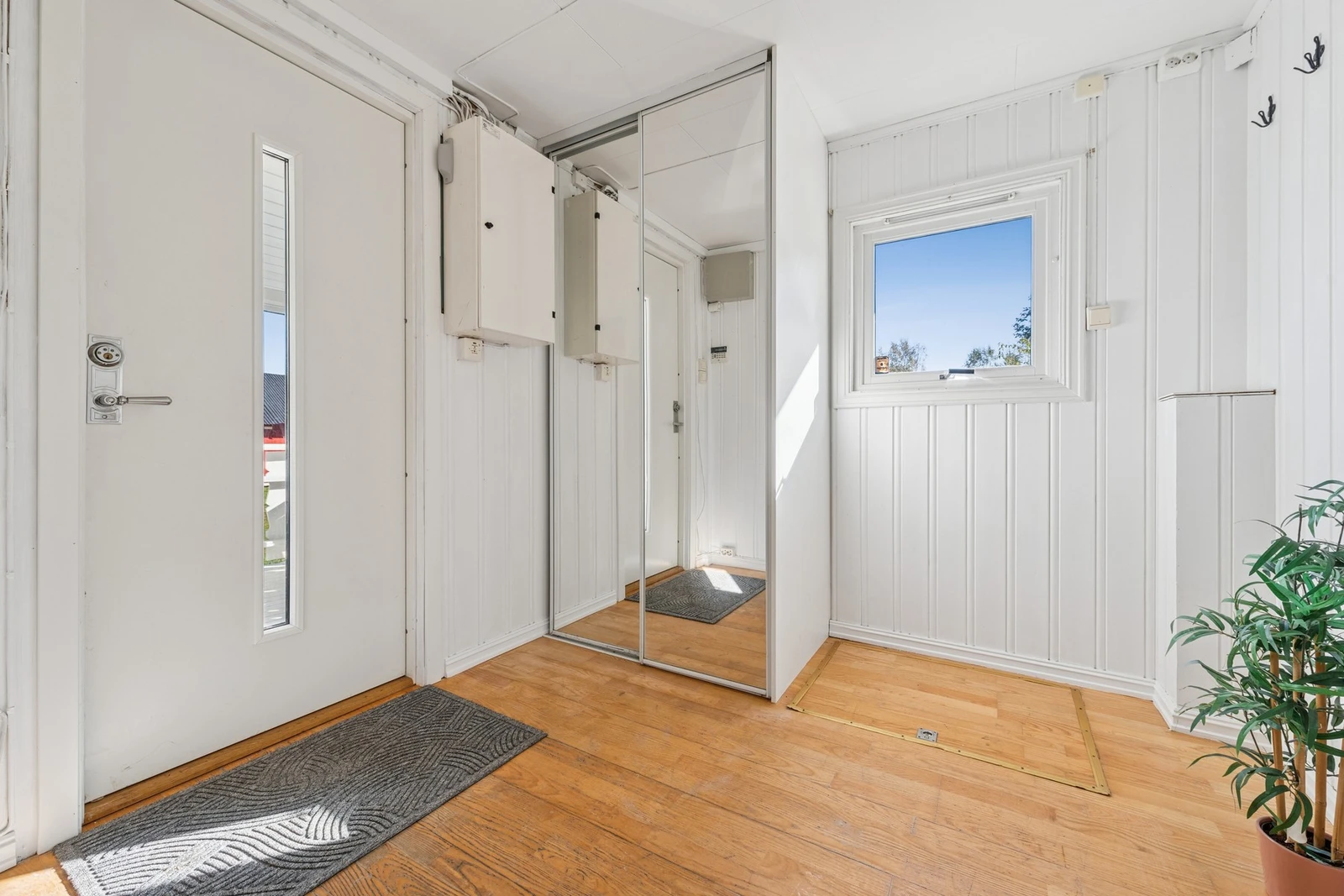 Velkommen inn! Boligen har en lys og romslig entré. Galleribilde