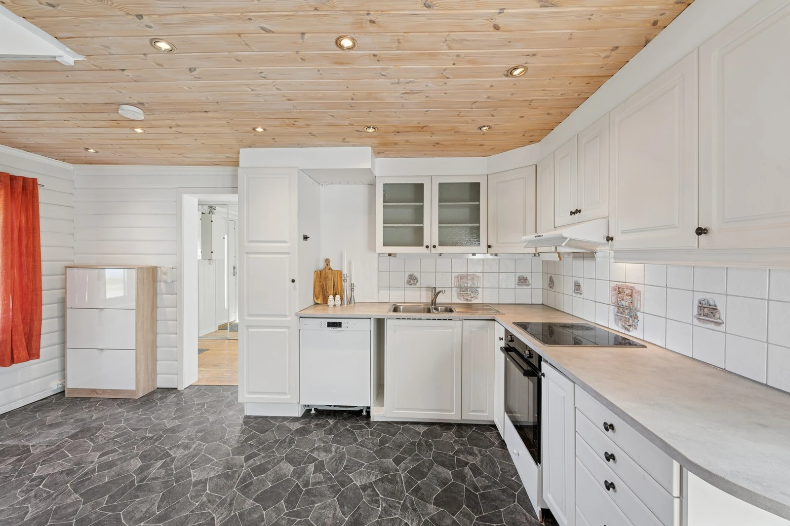 Løsningen byr på god arbeidsflate og skapplass, i tillegg til ventilator med avtrekk ut. Galleribilde