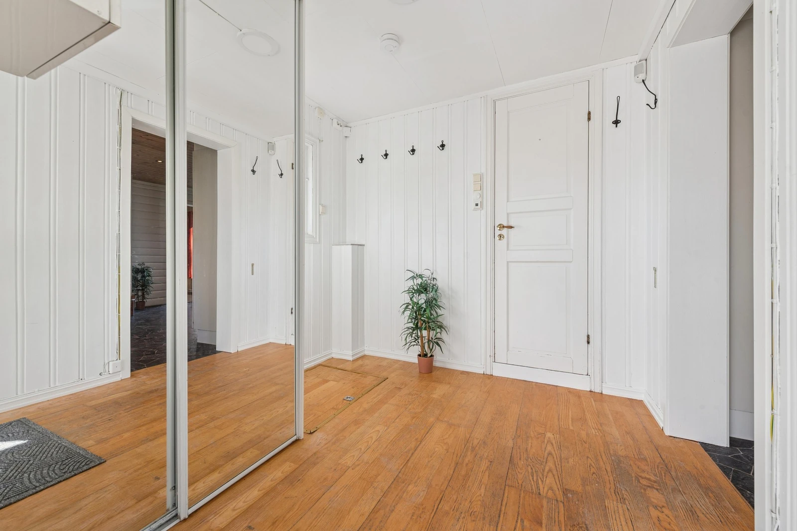 Entréen gir et godt førsteinntrykk med hvitmalte vegger og plass til å henge fra seg yttertøy. Galleribilde