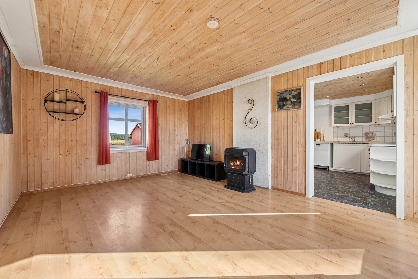 Stuen gir rom for både sofakrok og spiseplass, og har vedovn som bidrar til varme og stemning. Galleribilde