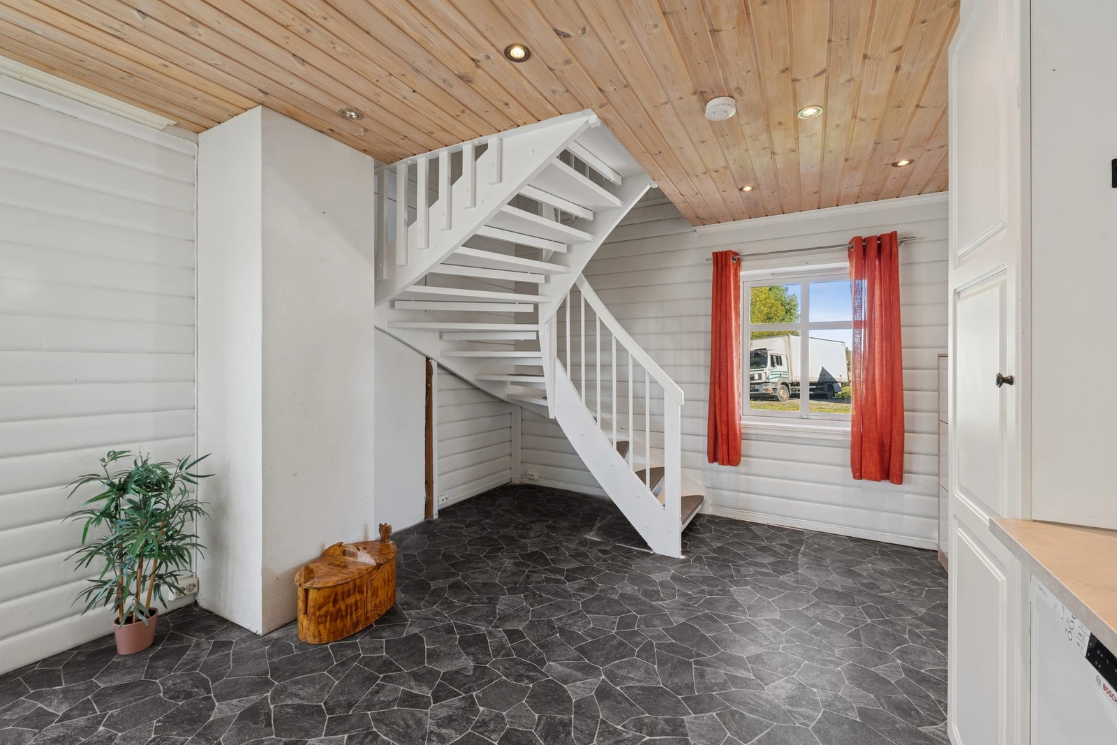 Vinduet gir naturlig lys inn i rommet og skaper en luftig følelse i hverdagsarealet. Galleribilde