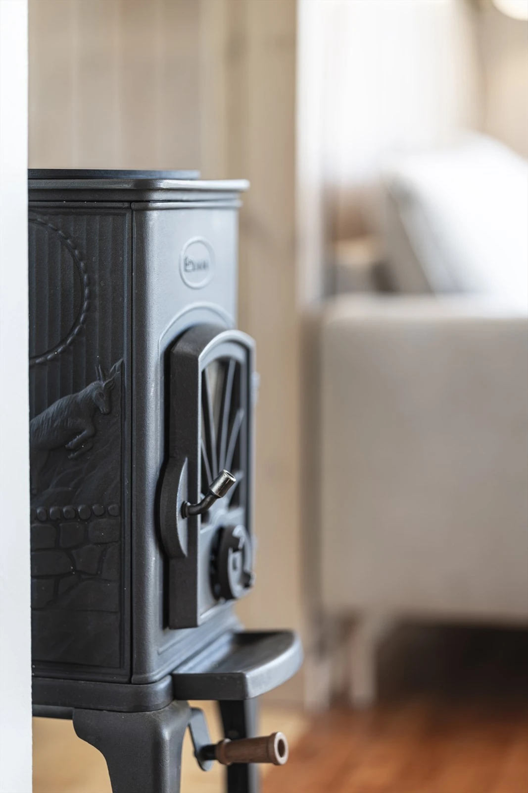 Hytta er rask å få varm med effektiv vedovn Galleribilde