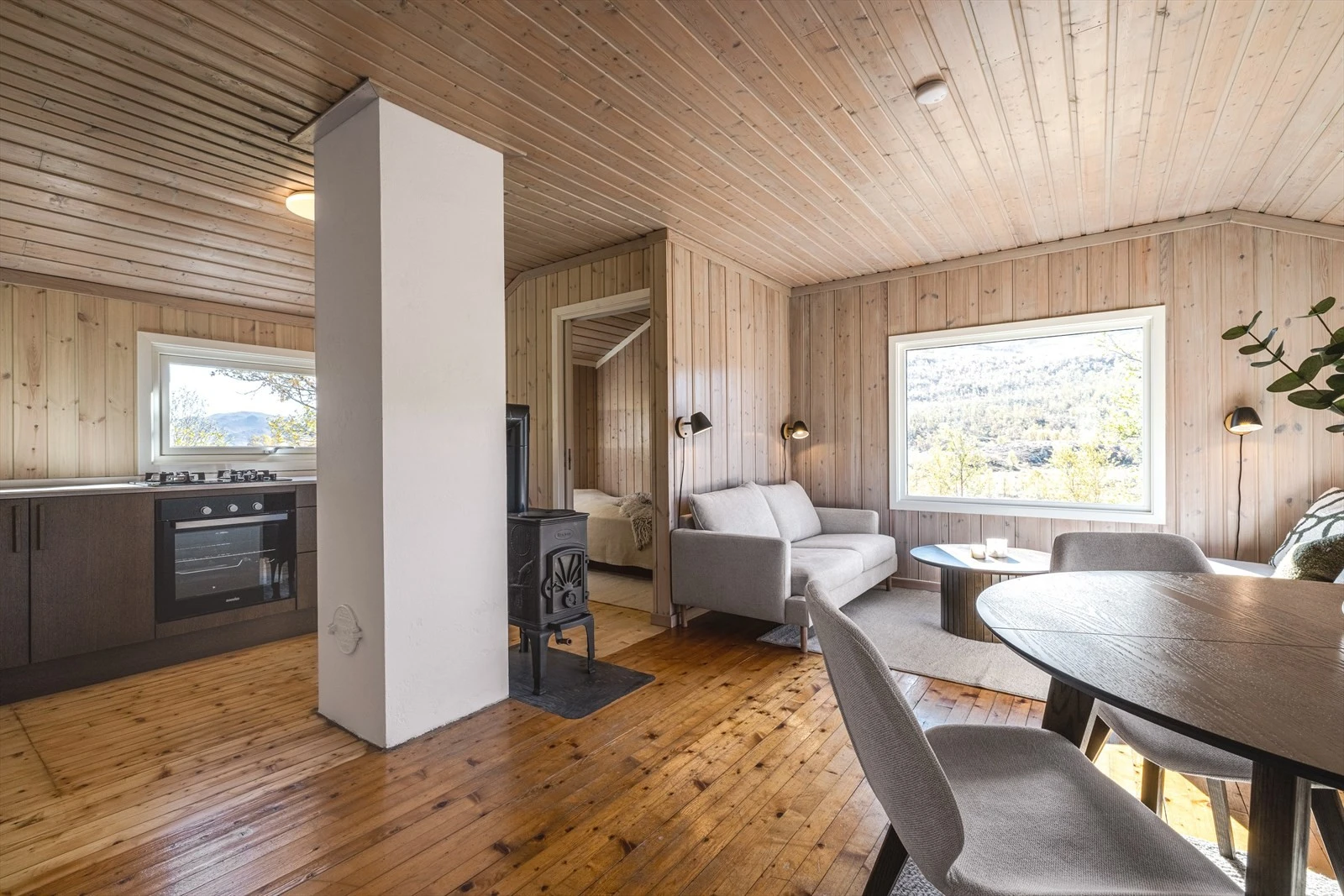 Åpen stue løsning med nytt kjøkken og ny vedovn. Det er og satt inn nye store vinduer Galleribilde