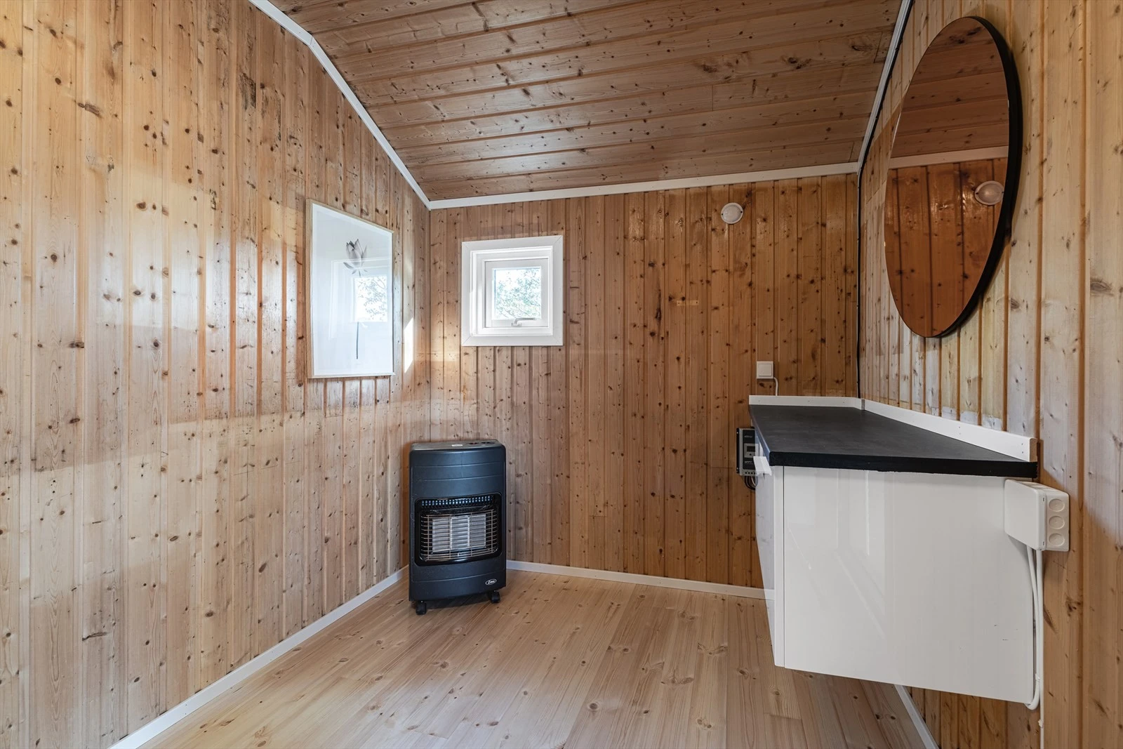 Entre/hall med god plass for vaskeservant og garderobe Galleribilde