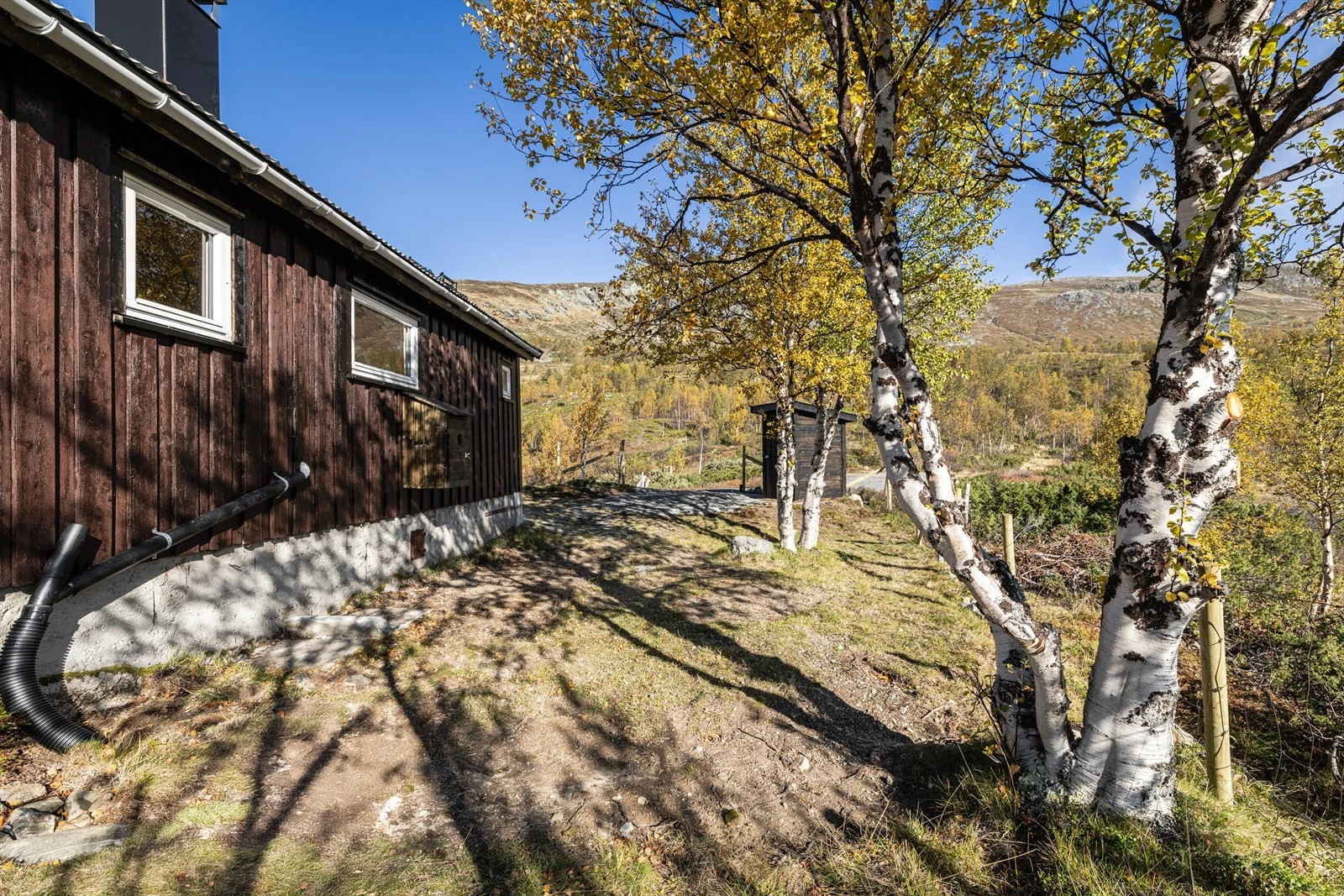 Hytta har utendørs skap for gassflaske, avløp fra kjøkken til terreng Galleribilde