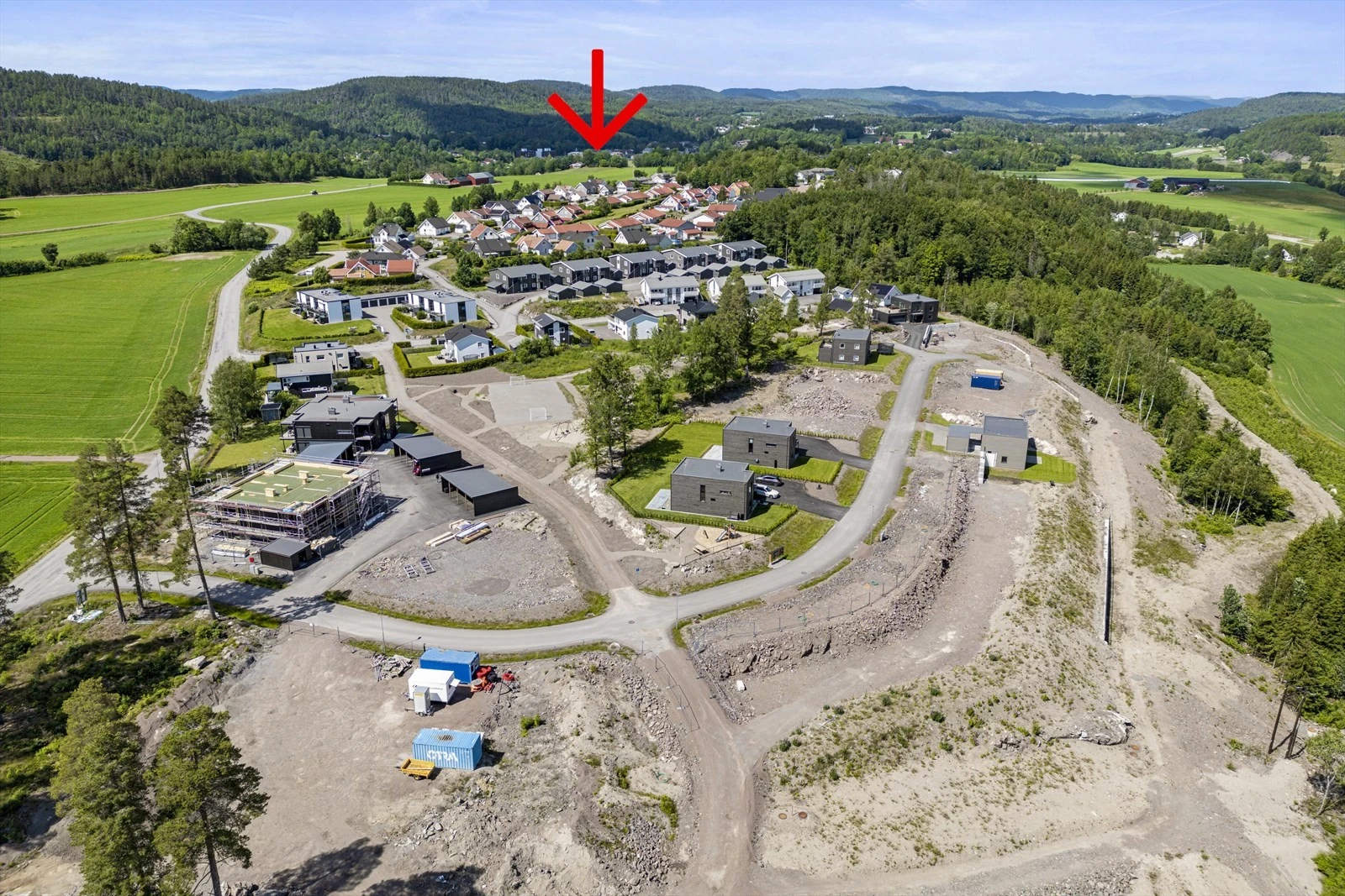 Pil viser Andebu sentrum som er i gangavstand fra området Galleribilde