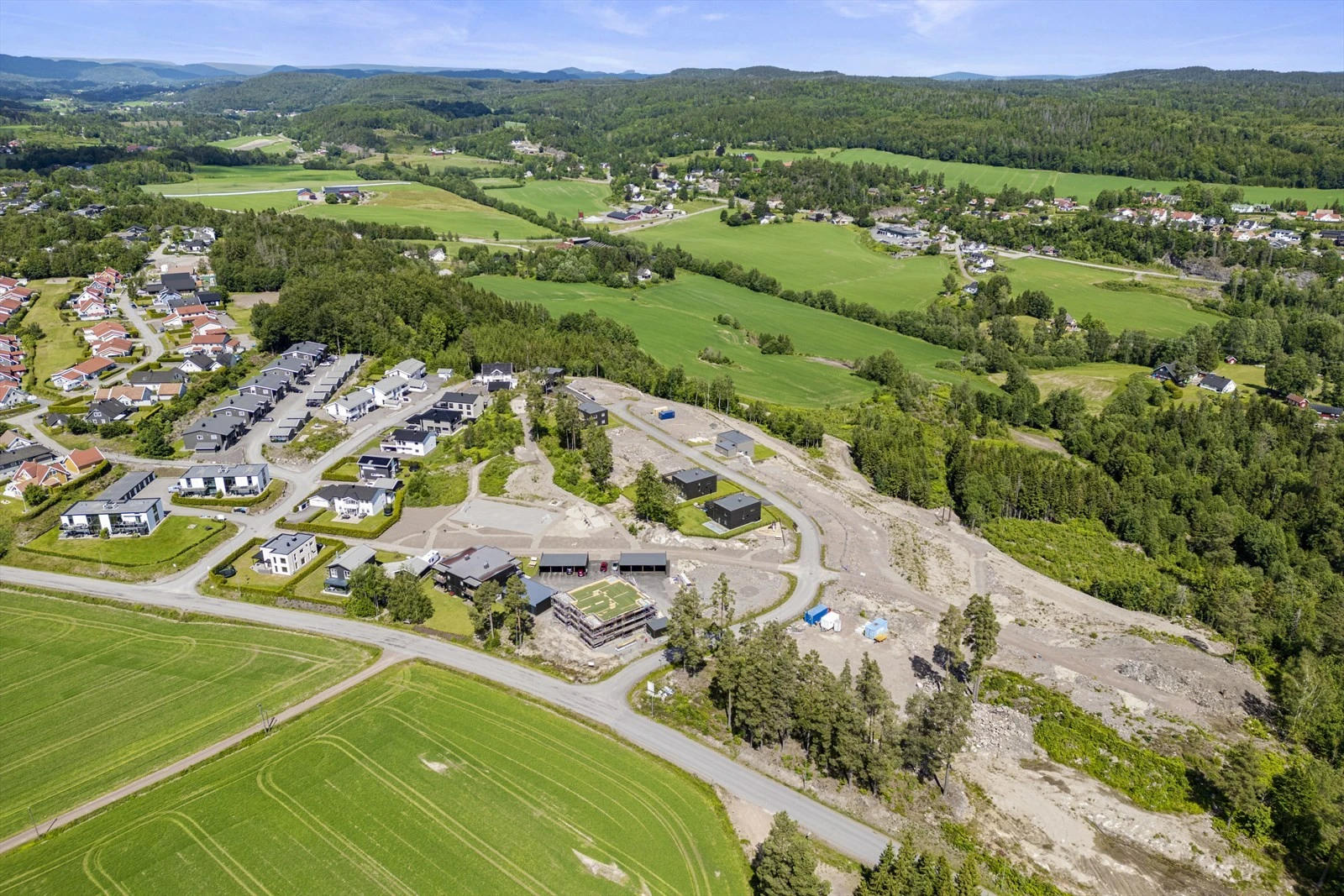 Flott og åpen utsikt både mot Gravdal og mot sentrum. Solrikt og landlig men allikevel sentralt i forhold til Andebu sentrum Galleribilde