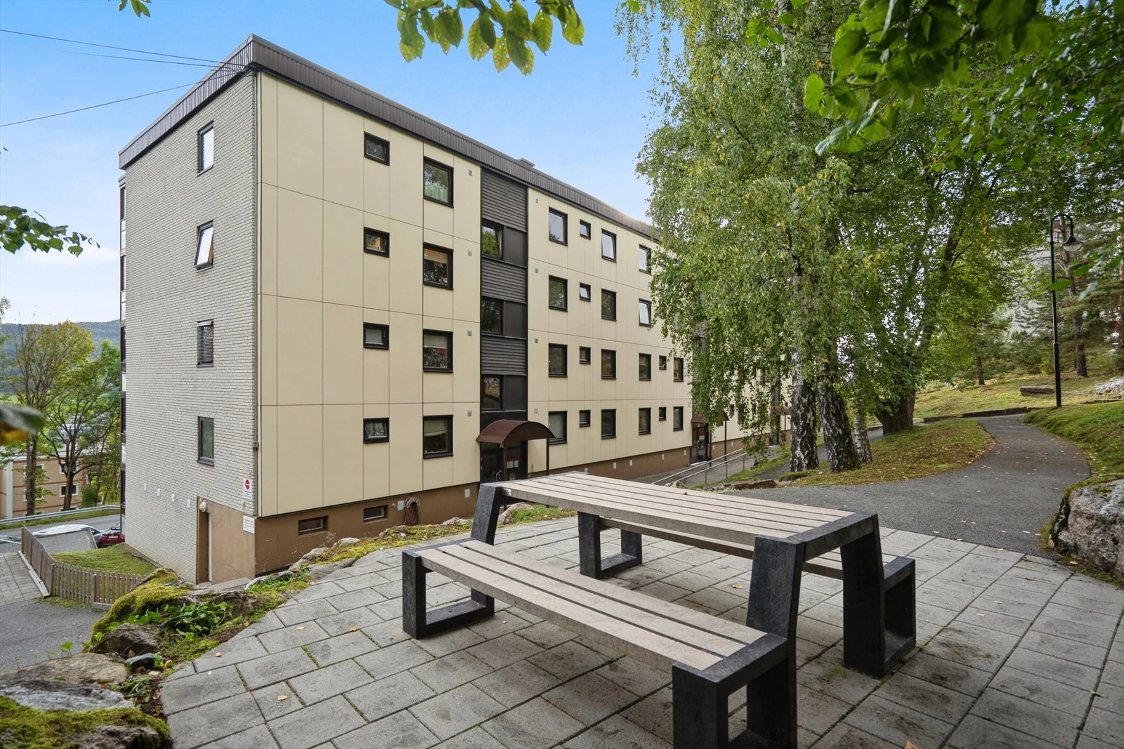 Flotte fellesarealer i bakgården.