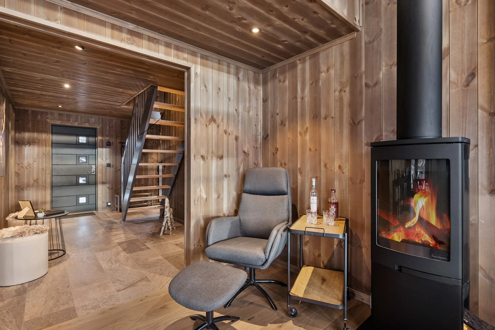 Stuen er innredet med en moderne vedovn som gir god varme på kjølige høst- og vinterdager Galleribilde