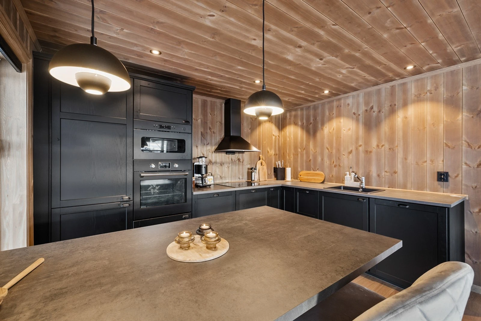 Kjøkkenet har rikelig med skap- og benkeplass Galleribilde