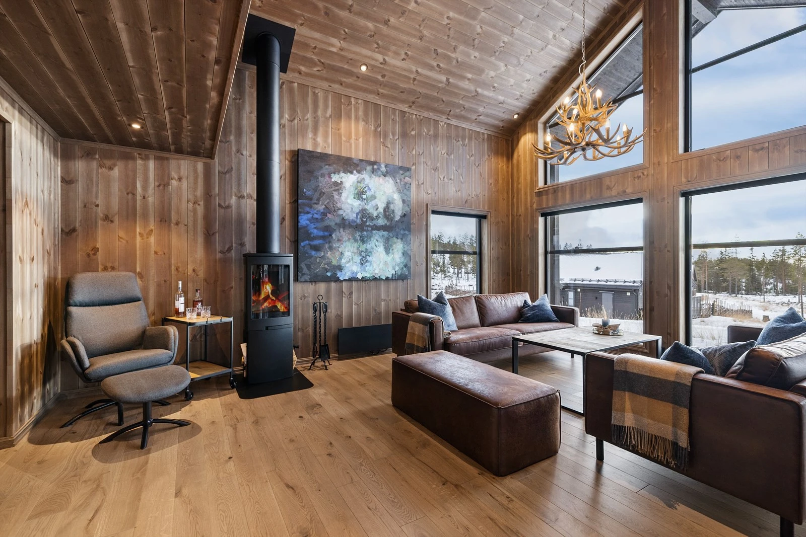 Hytta har en praktisk planløsning som åpner for flere møbleringsmuligheter Galleribilde