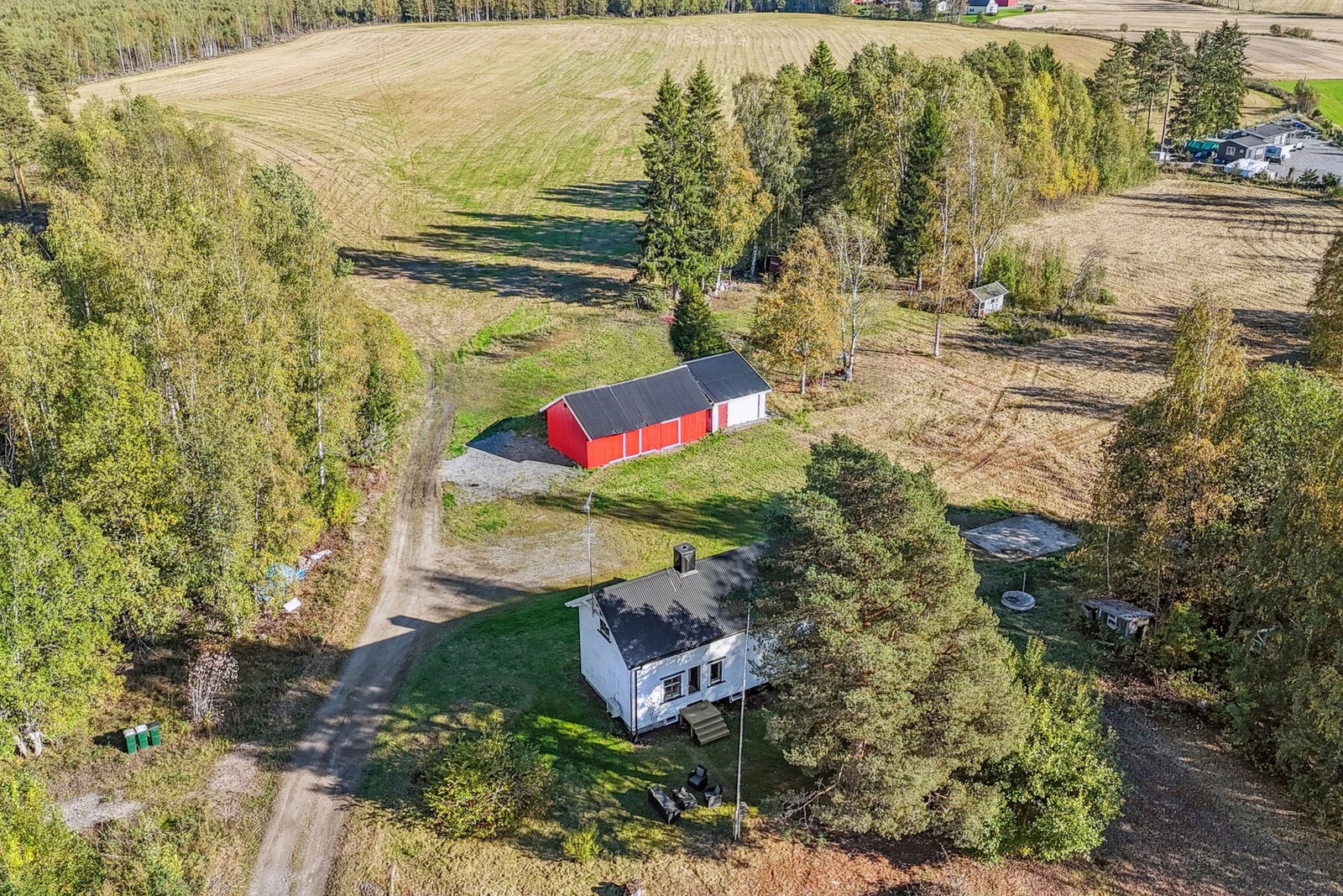 Her får du en kombinasjon av landlige omgivelser og samtidig grei avstand til større tettsteder og kommunikasjon. Galleribilde