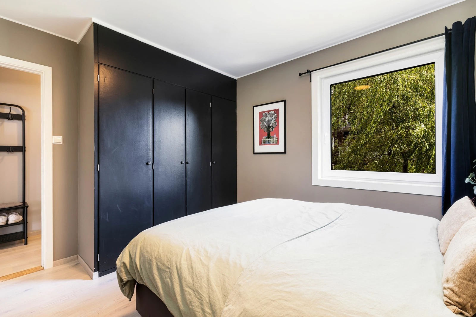 Plassbygget garderobe på soverom. Legg merke til at den flotte beplantningen hindrer innsyn. Galleribilde