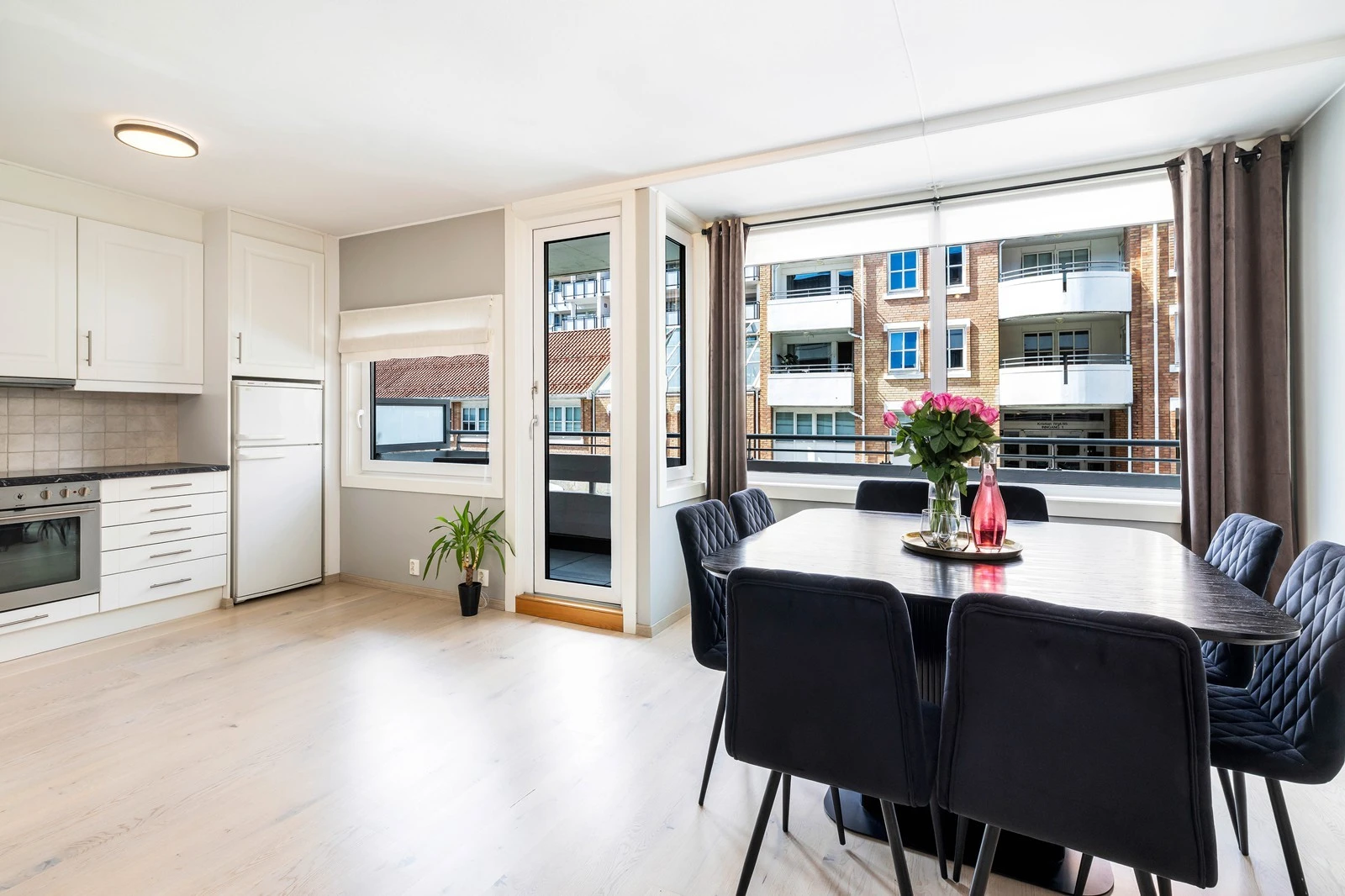 Kjøkkenet er åpent mot stuen. Galleribilde