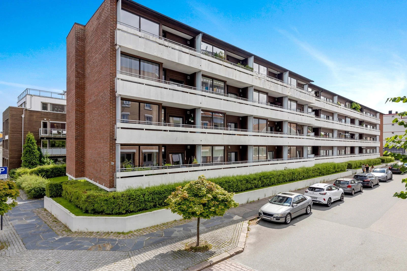 Leiligheten ligger i høy førsteetasje i et etablert borettslag beliggende i en trivelig del av Kvadraturen. Galleribilde