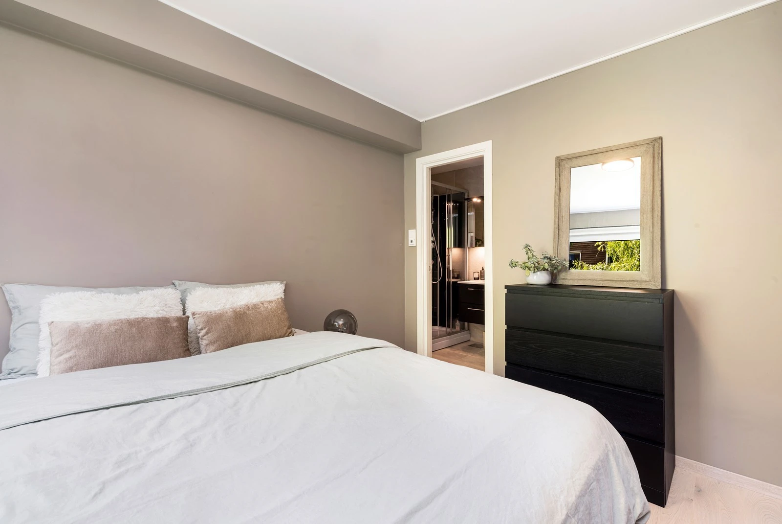 Fra soverommet er det adkomst direkte til bad. Galleribilde