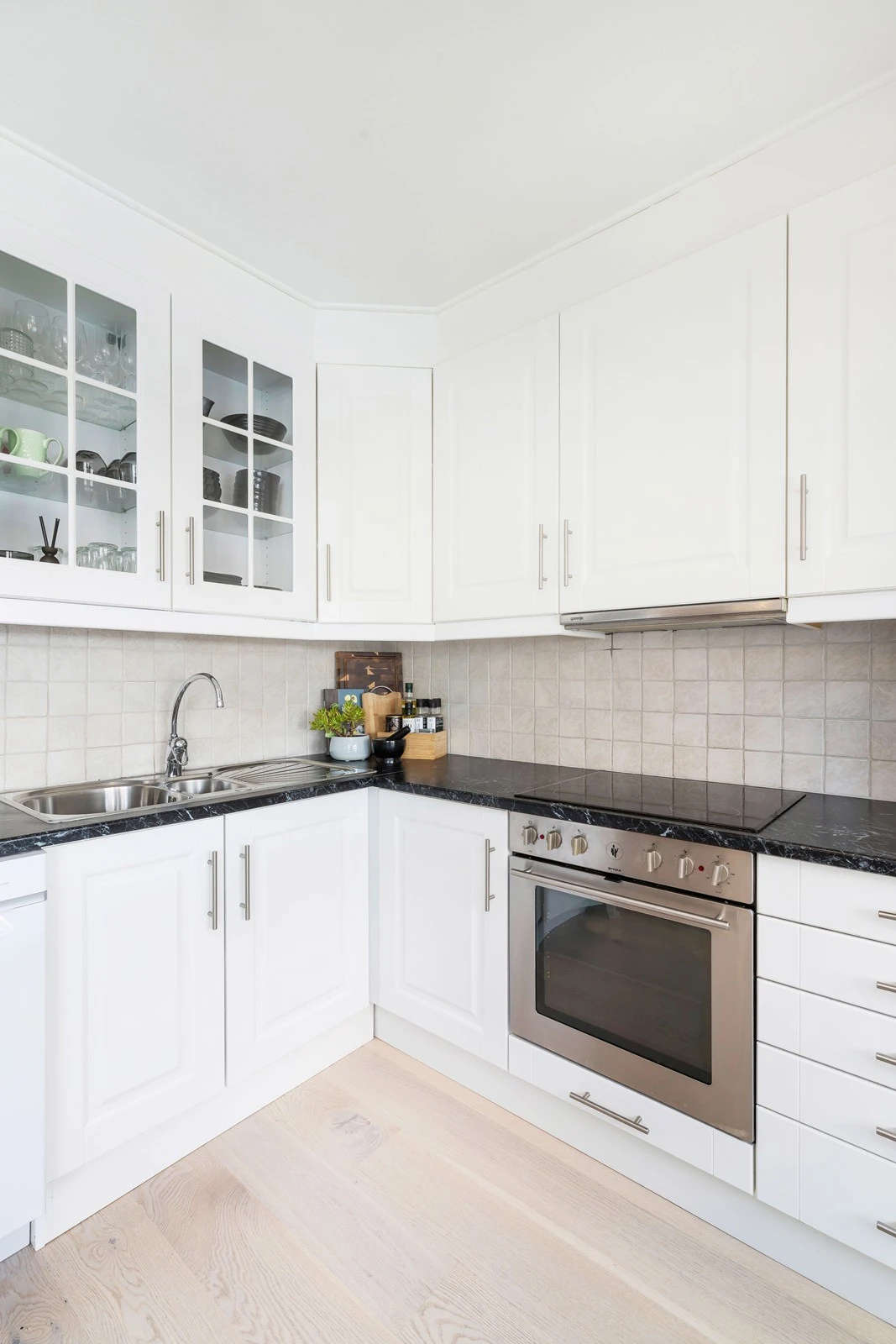 Det er god skap- og benkeplass på kjøkken. Legg også merke til fliser mellom benkeplate og overskap. Galleribilde