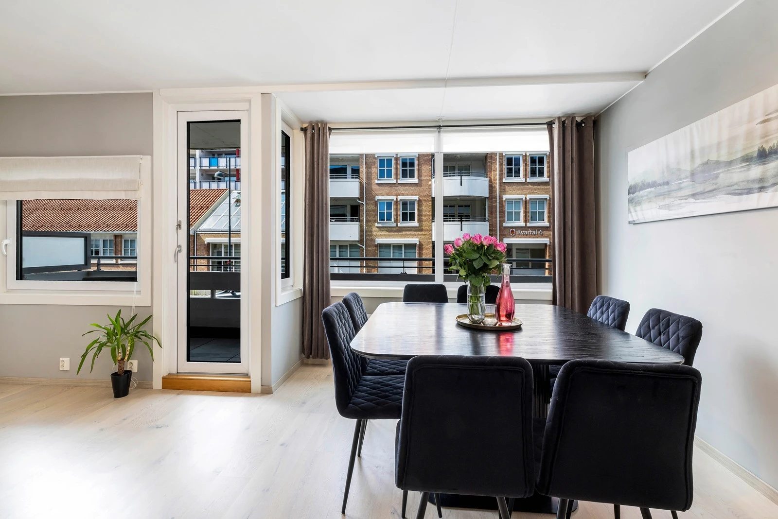 Fra stuen er det videre adkomst til balkong. Galleribilde