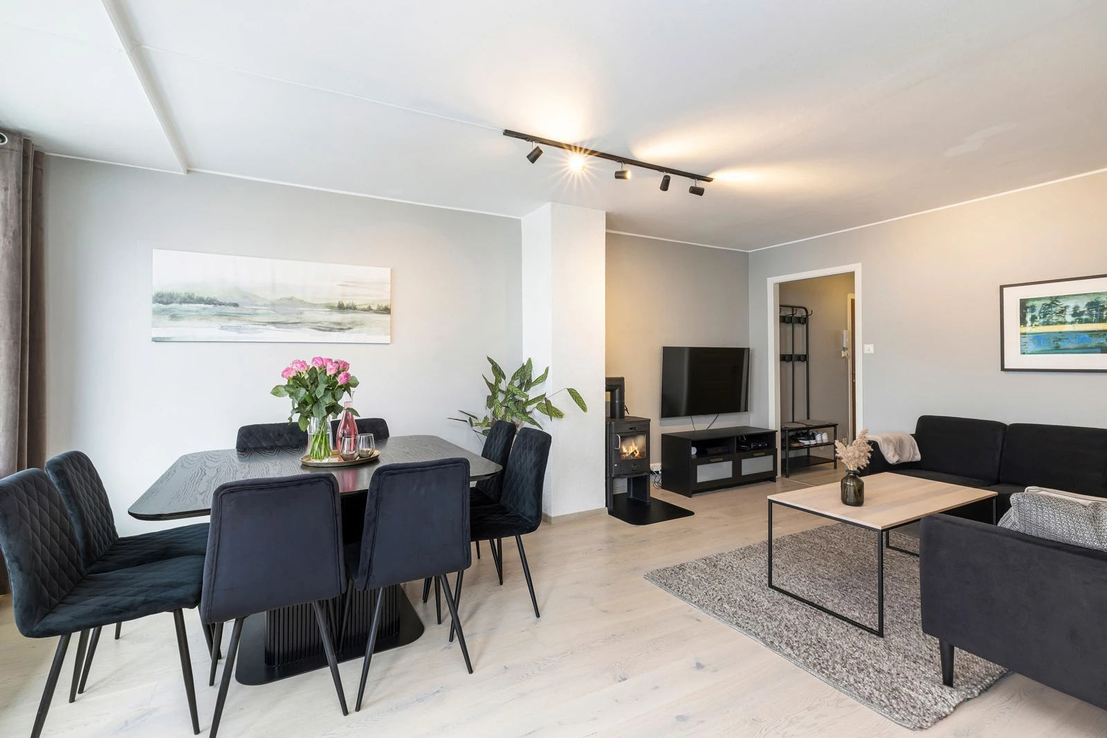 Peisovn i stue gjør rommet lunt og trivelig. Med leiligheten følger for øvrig to boder i kjeller hvor det kan være praktisk å bruke en av dem som vedbod. Galleribilde