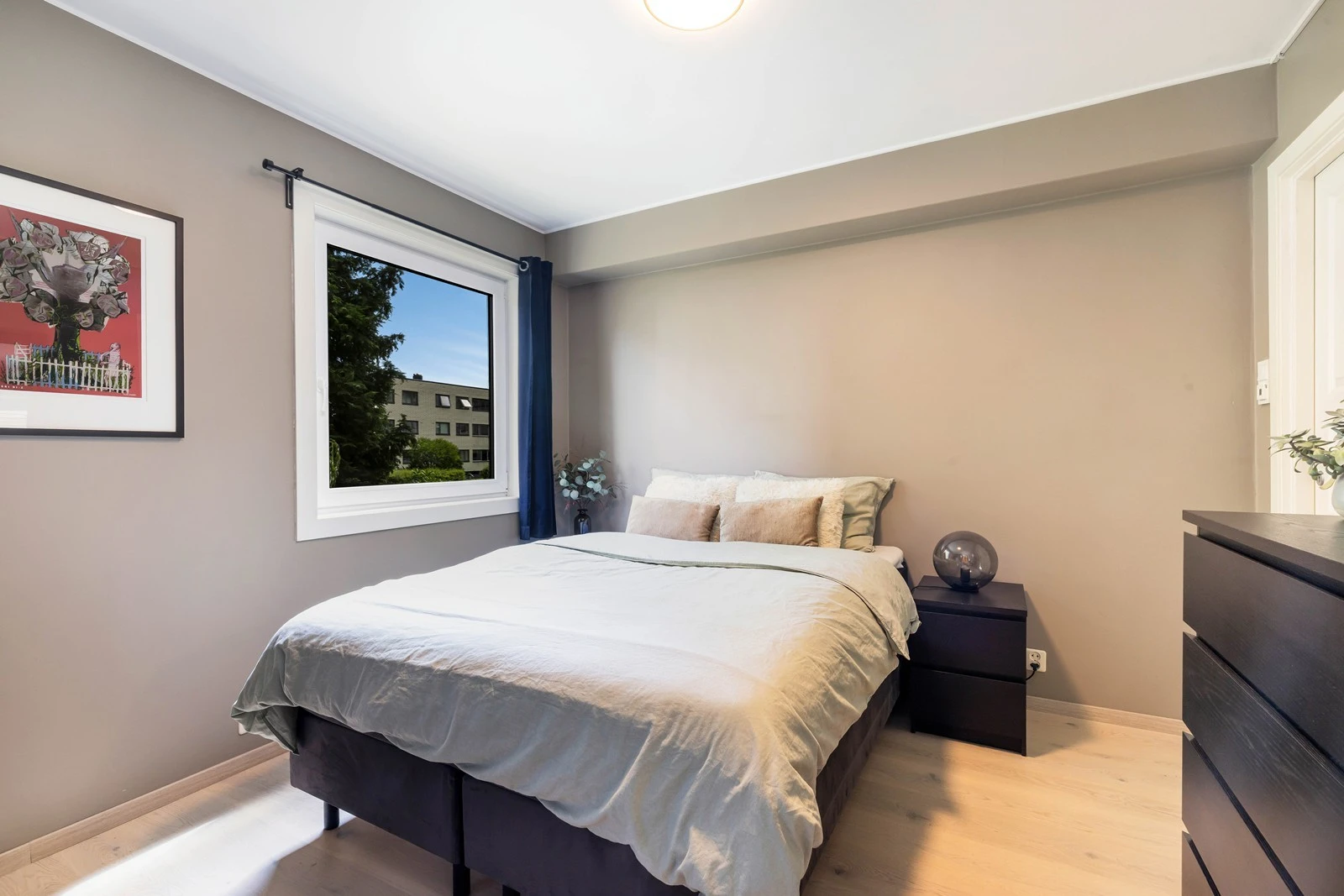 Romslig soverom med vindu ut mot rolig bakgård. Galleribilde