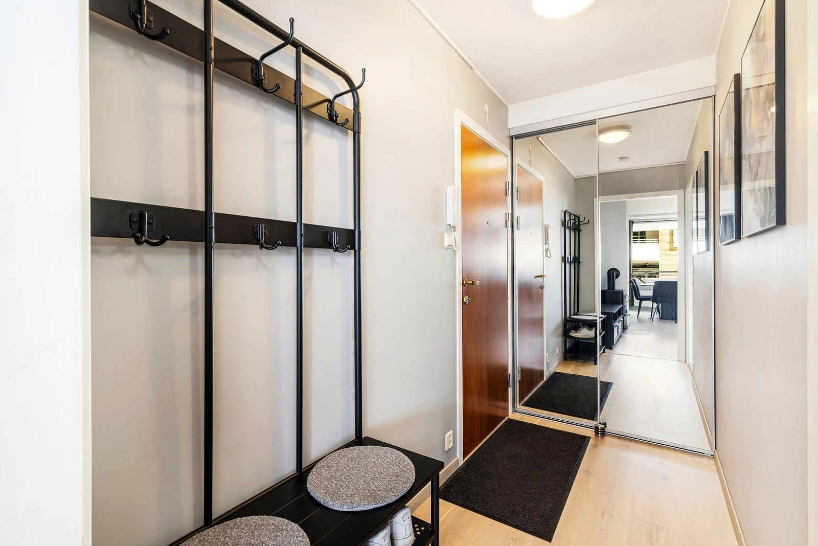 Det er skyvedørsgarderobe med speil ved inngangspartiet. Galleribilde