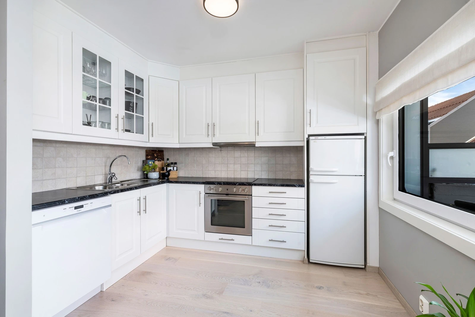 Kjøkkenet framstår som lyst og pent. Galleribilde