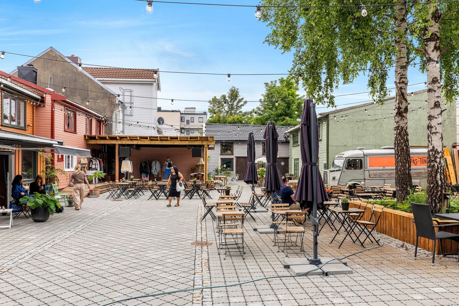 Foruten Posebyhaven finner du også nærbutikk og bensinstasjon med vareutsalg rett i nærheten. I tillegg finner du fine turområder både i Bymarka og langs Otra. Galleribilde