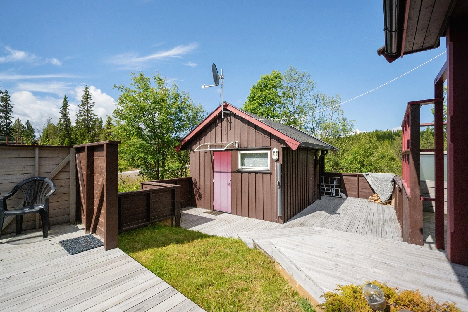 Hytta er oppført med flere fine uteplasser, blant annet terrasser og en overbygd inngang som gir et godt førsteinntrykk og praktisk skjerming mot vær og vind. Galleribilde