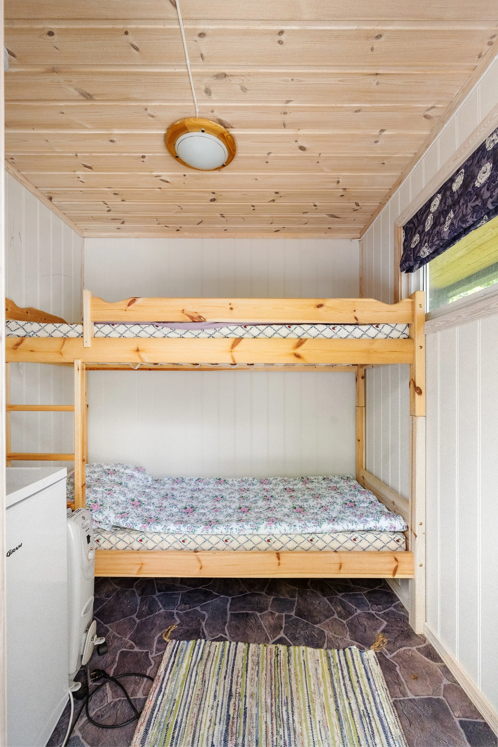 En av bodene er benyttet som soverom, men denne bruksendringen er ikke byggemeldt og romnavn er derfor satt til bod. Galleribilde