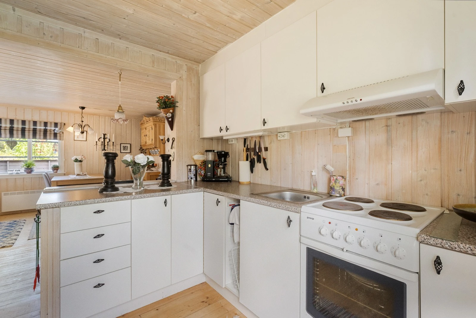 Kjøkkenet har en klassisk innredning med glatte fronter på både under- og overskap. Galleribilde