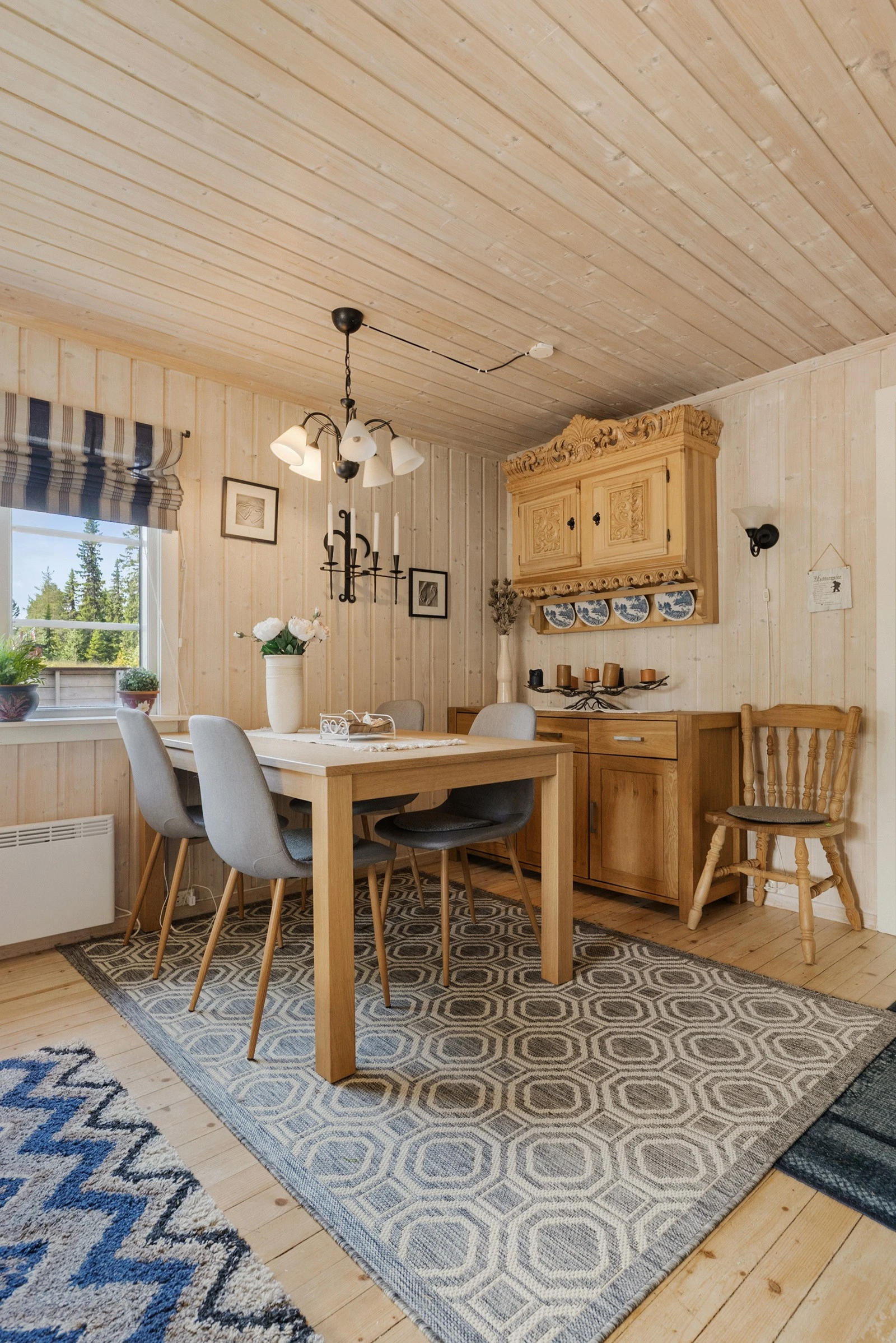 Her er det lett å se for seg lange frokoster, hyttekos med brettspill eller rolige kvelder. Galleribilde