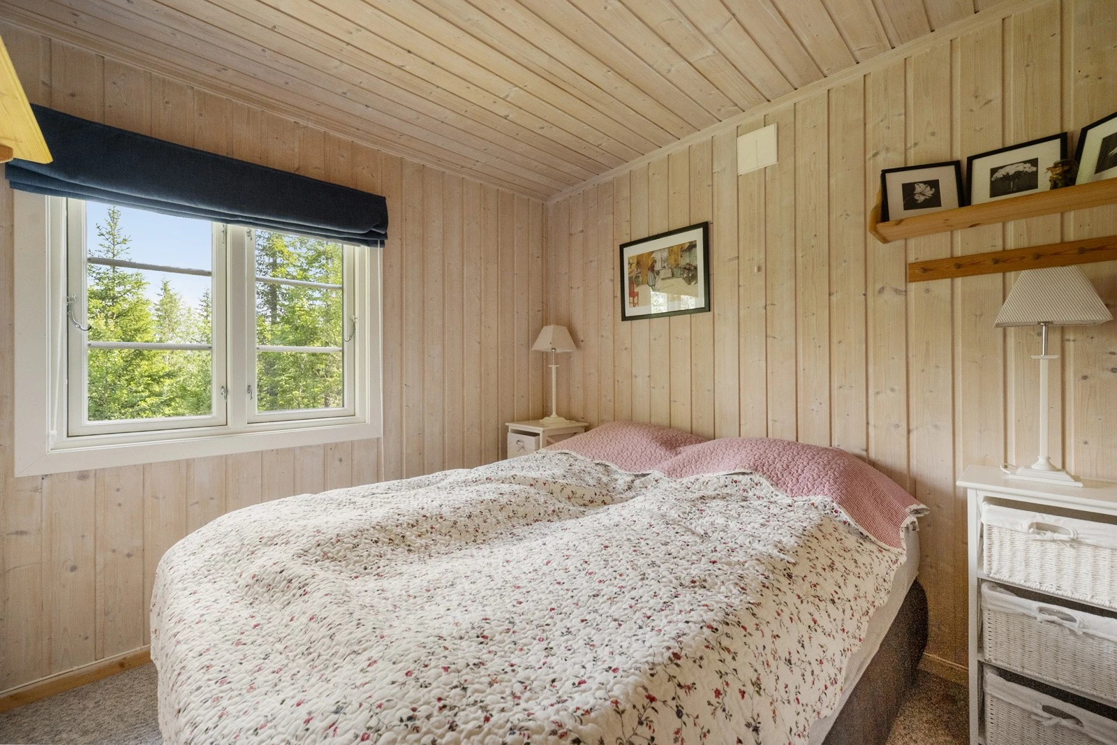 Hytta har to lyse og fine soverom Galleribilde