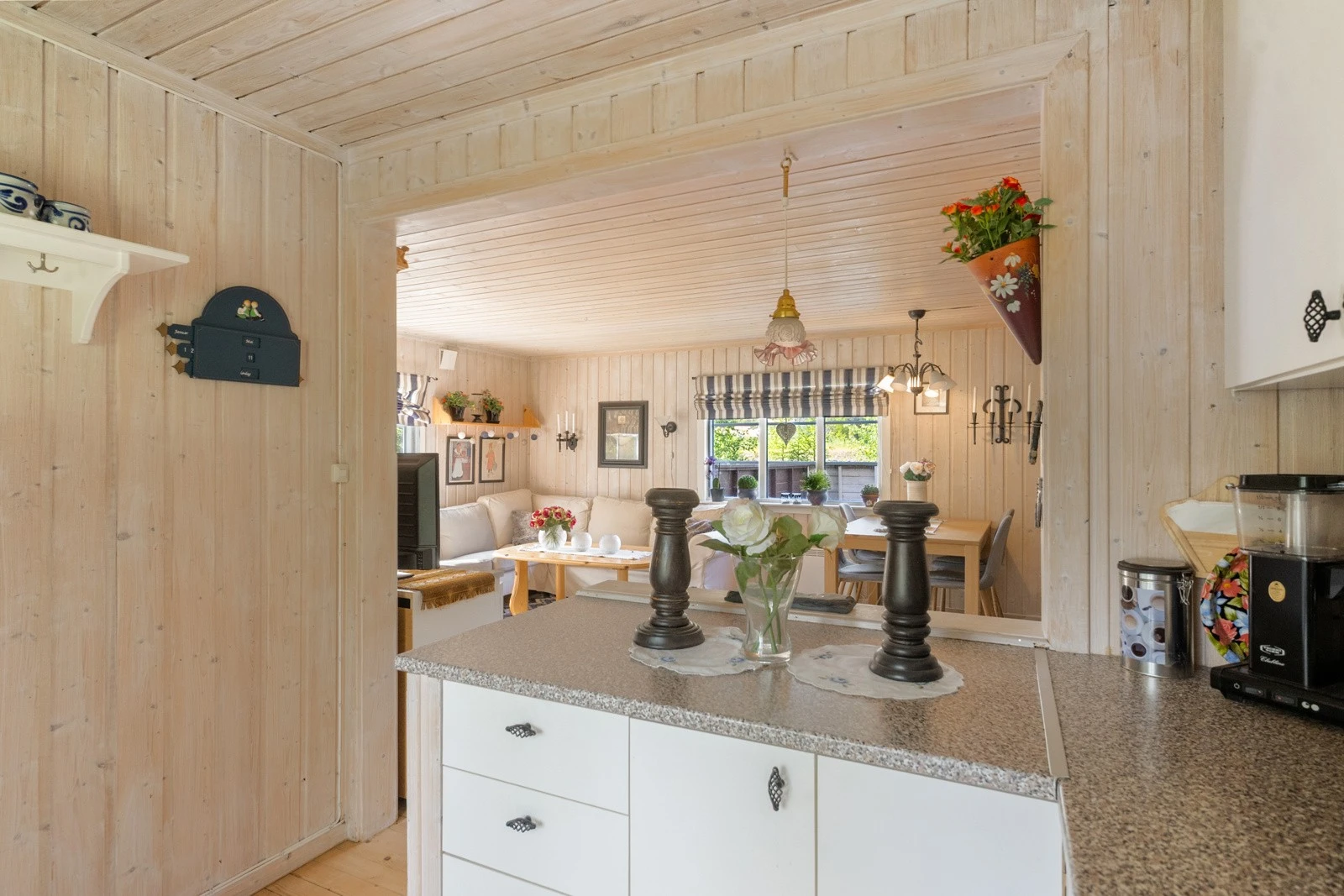 Det er benkeplate med nedfelt vask, samt plass til komfyr og kjøleskap. Kjøkkenventilator med avtrekk ut. Galleribilde