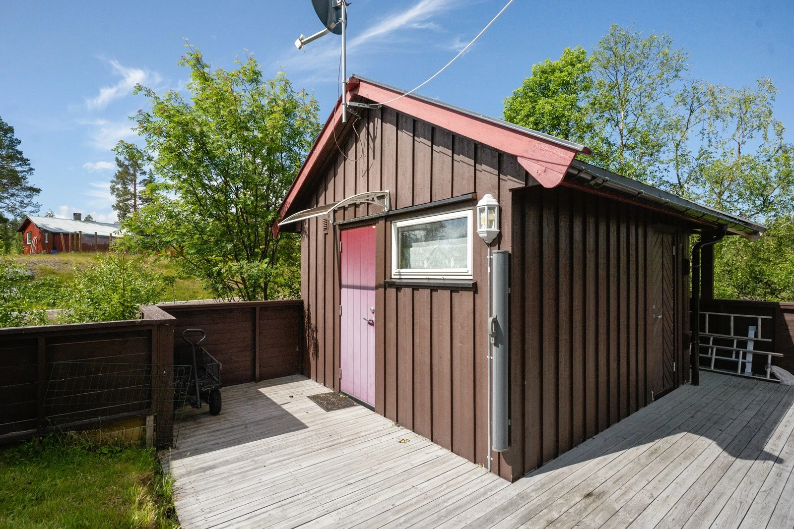 Utenfor er det et koselig uthus/anneks med bad og to boder. Galleribilde