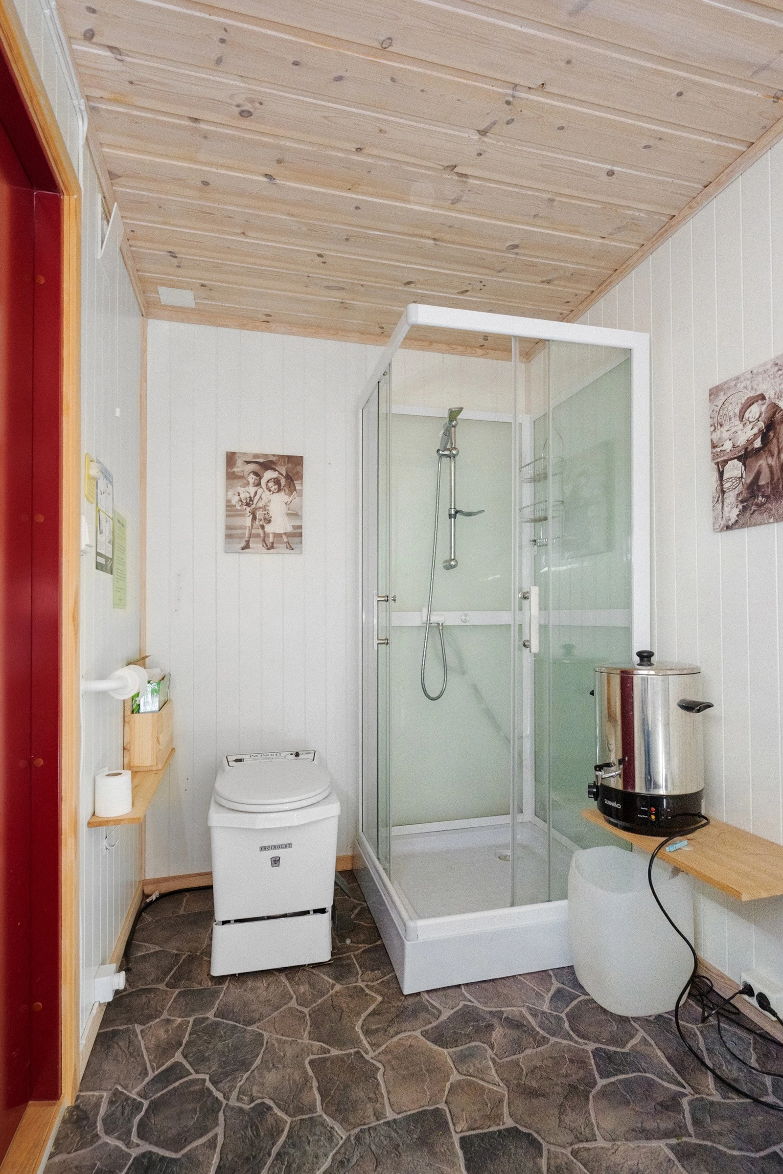 Badet har hyttedusj med pumpe og servant med pumpe, vannvarmer og forbreninningstoalett Galleribilde