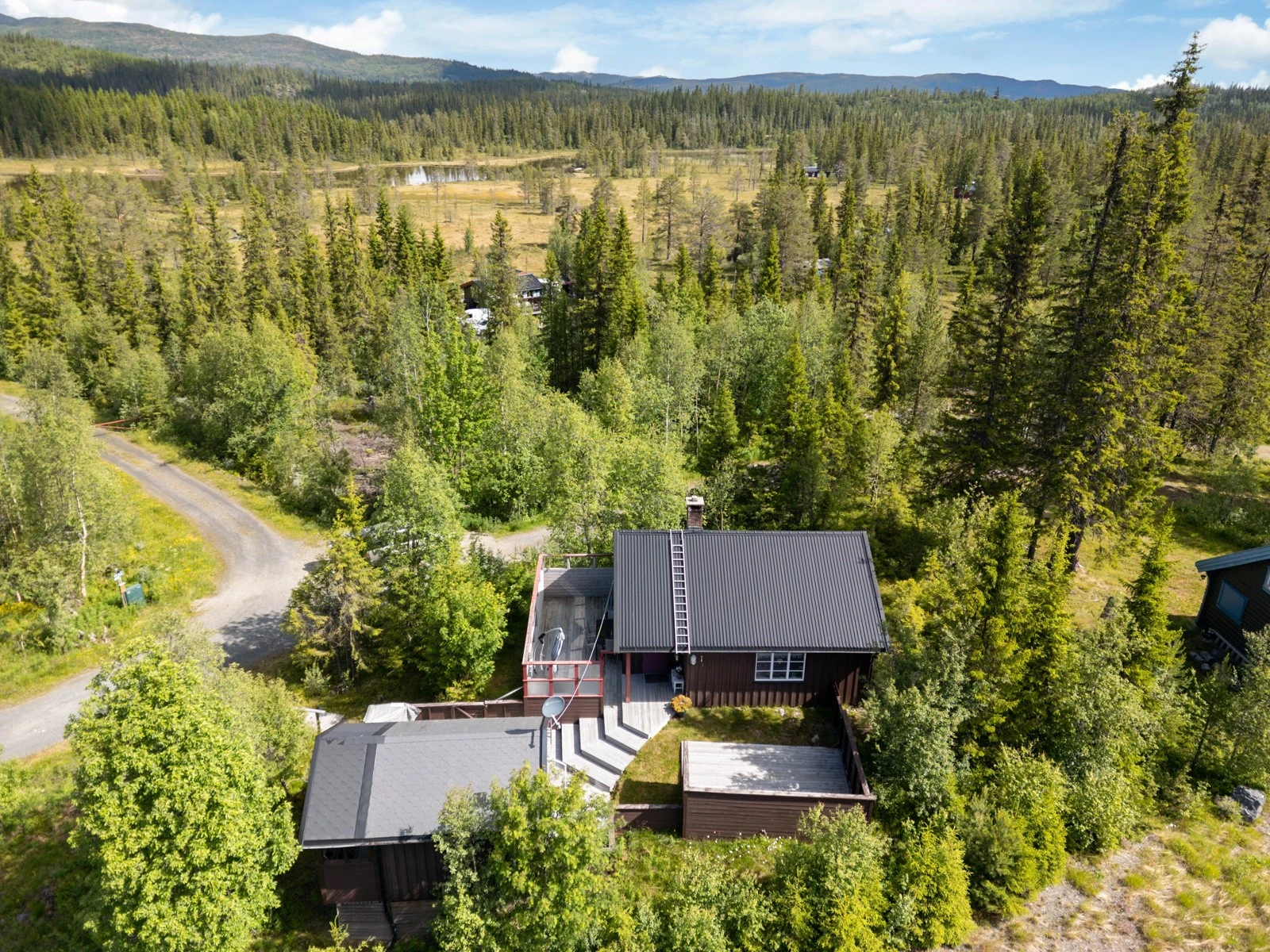 Naturen innbyr til turer hele året, enten du vil vandre langs stier gjennom variert fjellterreng, eller spenne på deg skiene og følge løyper gjennom vinterlandskapet Galleribilde