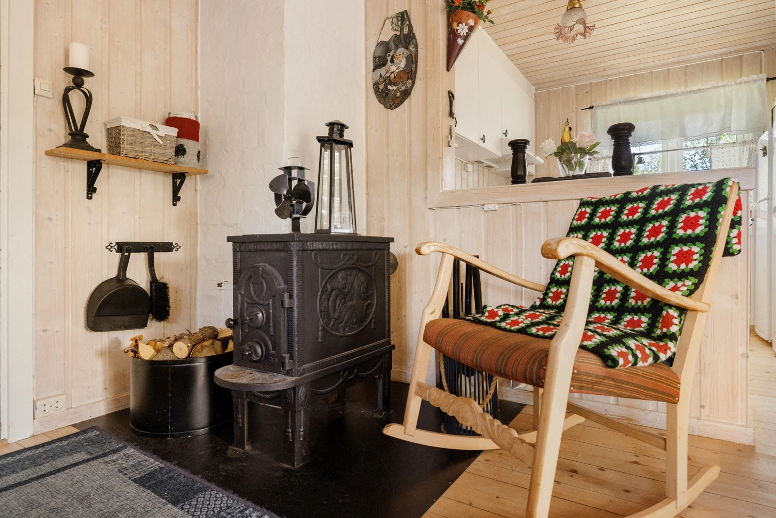 Hytta varmes opp med en vedovn som skaper deilig varme på kjølige dager, og i tillegg er det montert en praktisk gassovn for rask oppvarming. Galleribilde