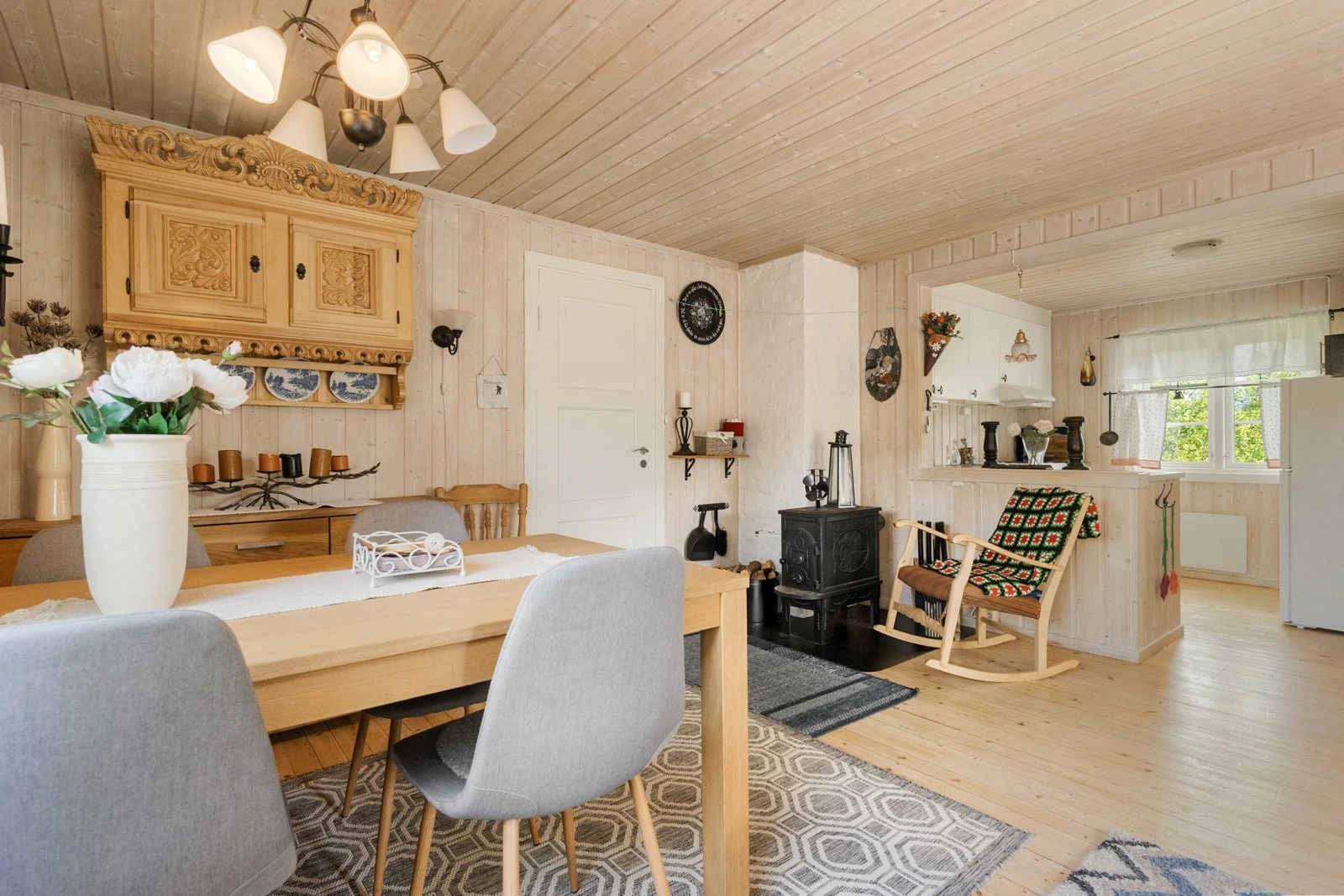 Stuen er innredet i en lun og koselig stil, med god plass til både sofa, spisebord og hyggelige fellesaktiviteter Galleribilde