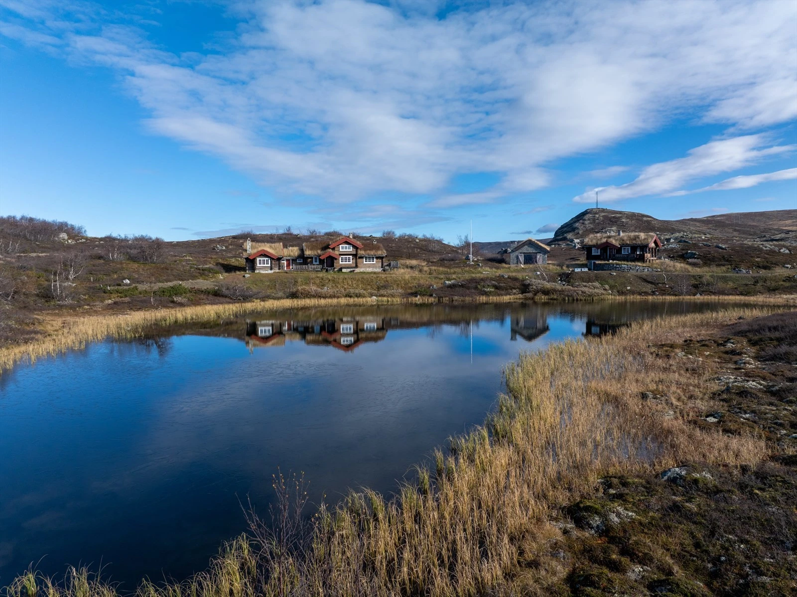 Eiendommen består av tre hytter fordelt på to tomter Galleribilde