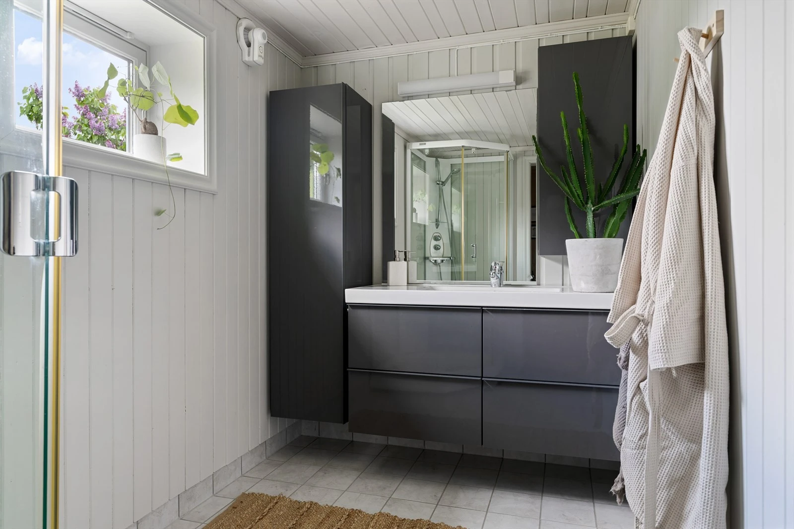 Badet i 2. etg. har flis på gulv med sokkelflis, malt trepanel på vegg og himling. Baderomsinnredning er av nyere dato. Galleribilde