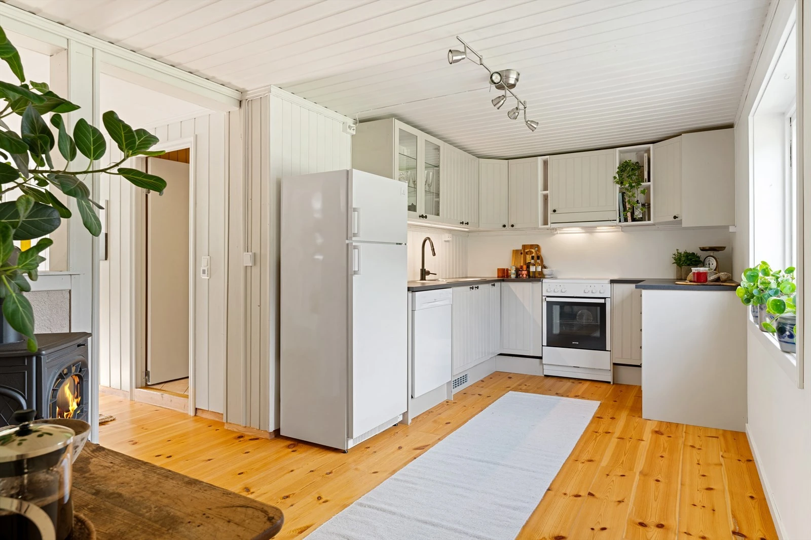 Kjøkkenet har en praktisk utforming, noe som gir godt med både skap- og benkeplass. Galleribilde